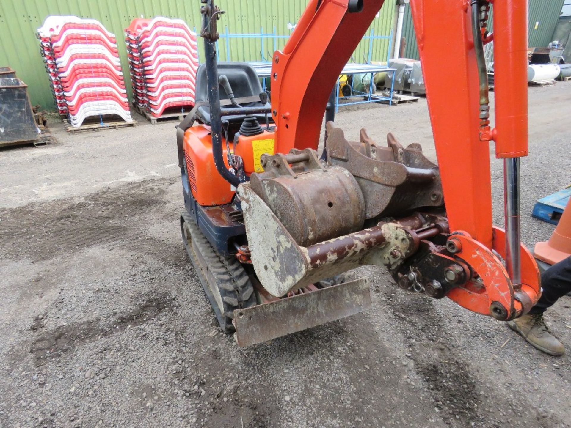 KUBOTA 008 MICRO EXCAVATOR, PURCHASED NEW IN 2005 BY VENDOR, WITH 3NO BUCKETS. SN:12930. DIRECT FROM - Image 4 of 9