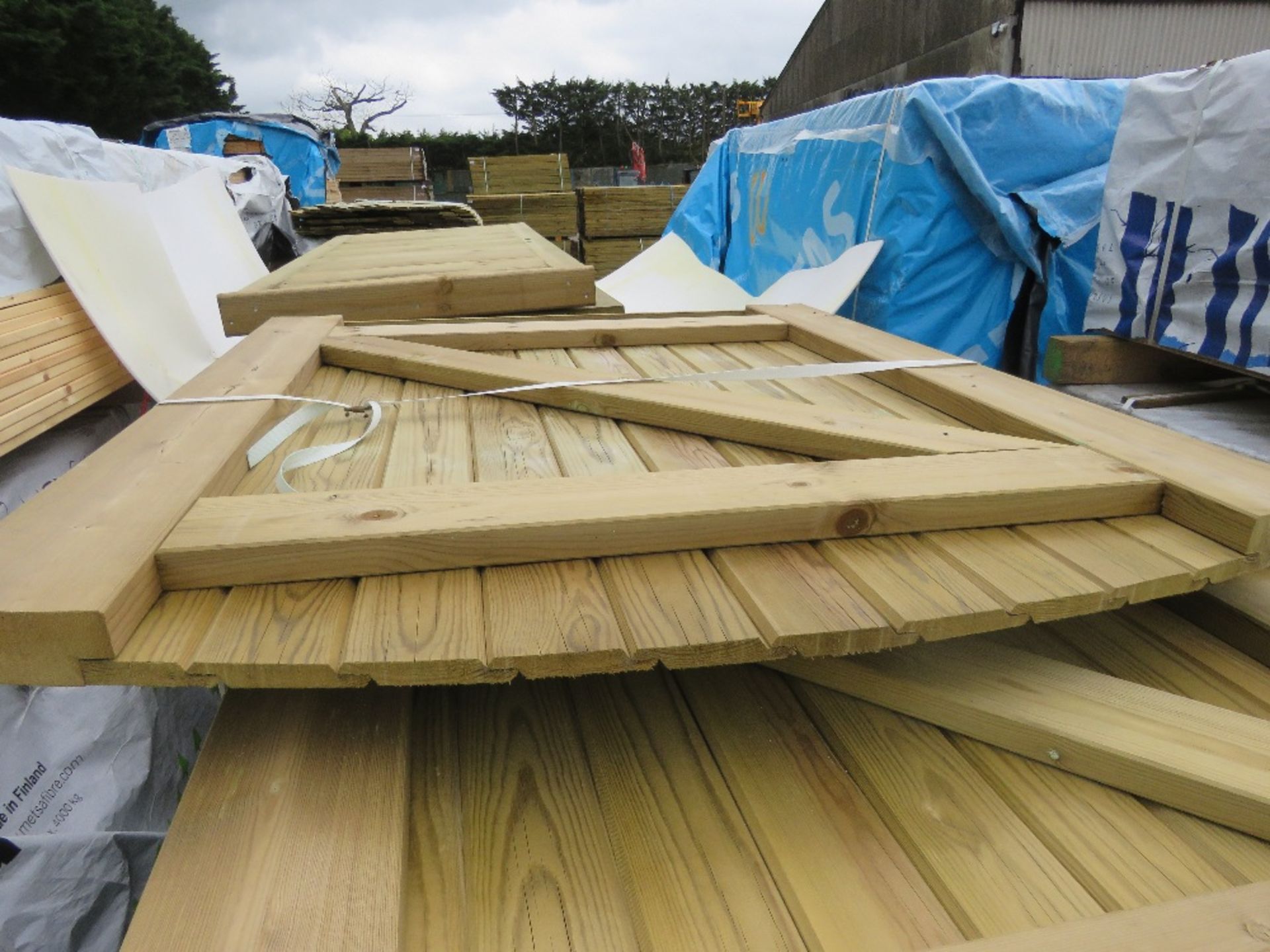 5 X ASSORTED WOODEN PEDESTRIAN GATES. - Image 4 of 8