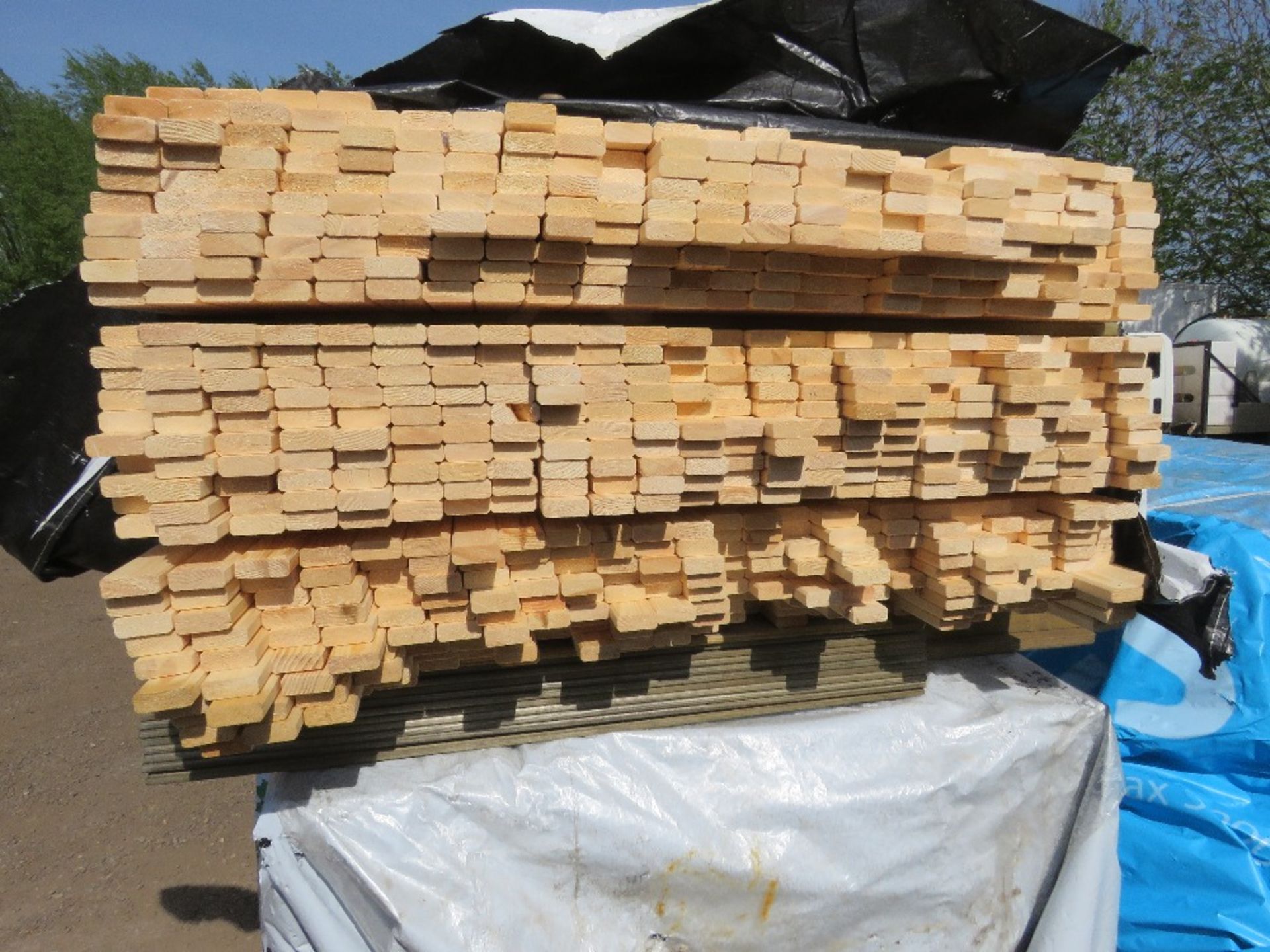 PACK OF VENETIAN PALE / TRELLIS TIMBER SLATS, UNTREATED: 1.8M LENGTH X 45MM X 17MM APPROX. - Image 3 of 4