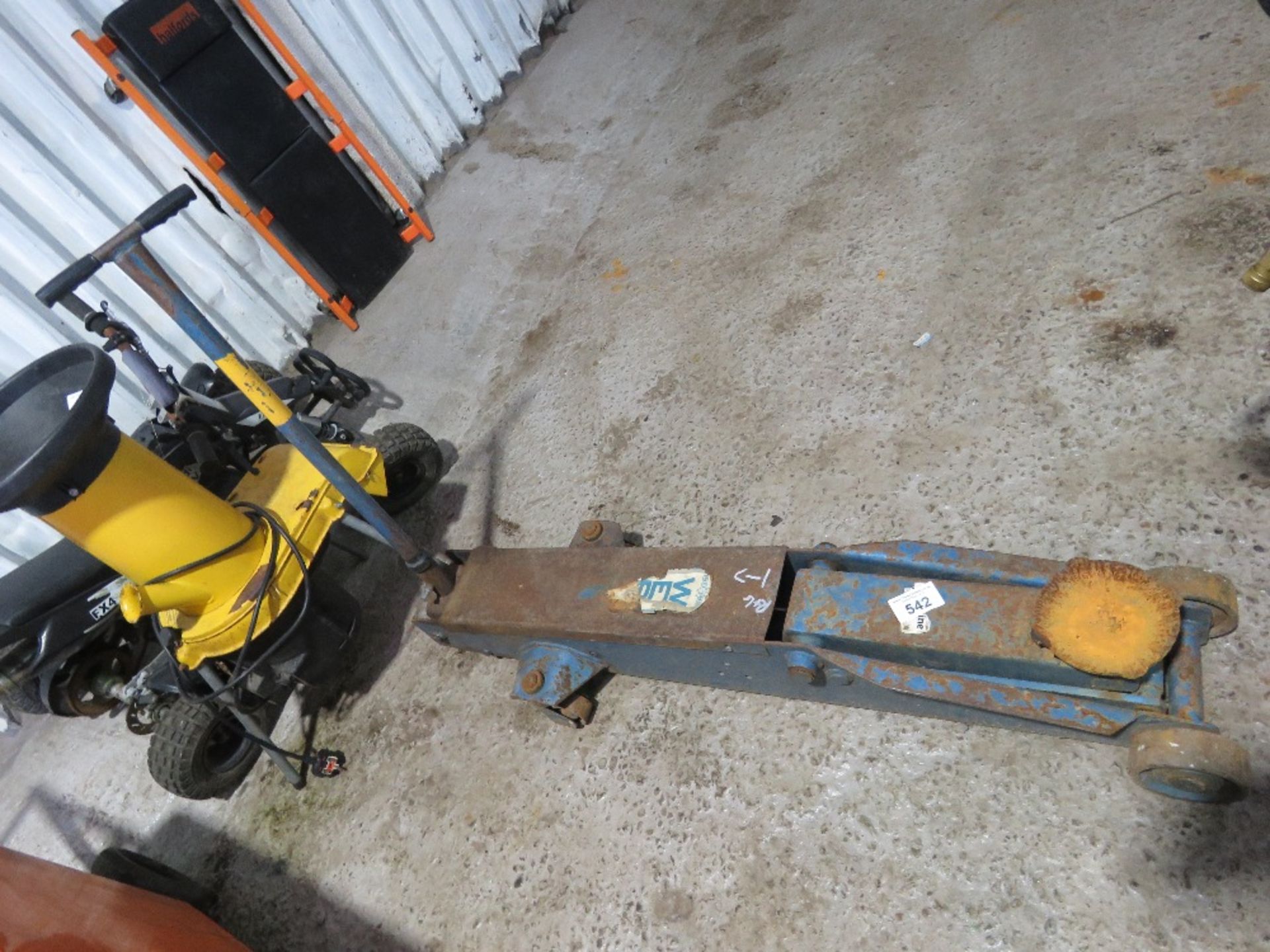 HEAVY DUTY TROLLEY JACK. THIS LOT IS SOLD UNDER THE AUCTIONEERS MARGIN SCHEME, THEREFORE NO VAT W - Image 2 of 3