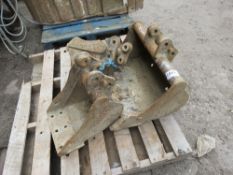 3NO EXCAVATOR BUCKETS: 9", 12", 24" ON 25MM PINS APPROX.