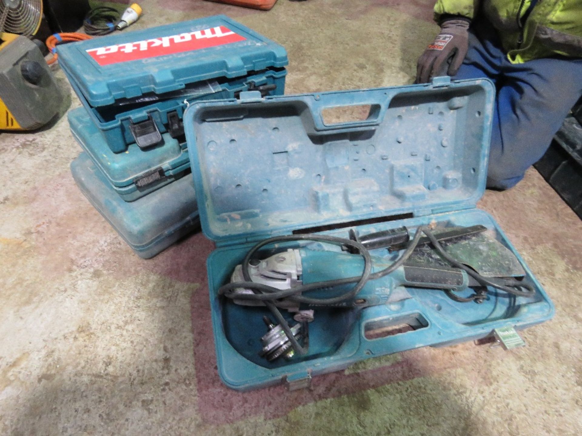 4 X POWER TOOLS, MAY BE INCOMPLETE: GRINDER PLUS 3NO DRILLS. - Image 2 of 9