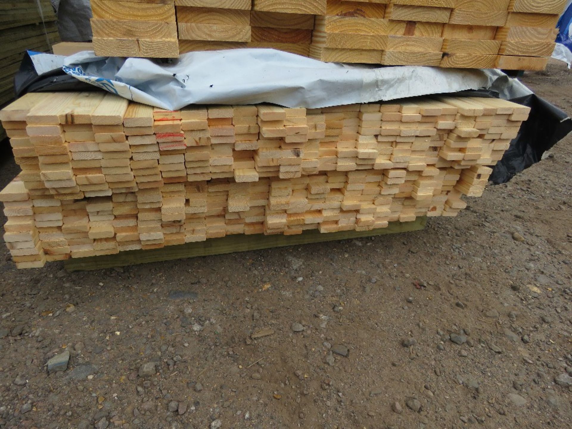 PACK OF UNTREATED VENETIAN PALE FENCE CLADDING/TRELLIS SLATS 1.8M LENGTH X 45MM X 17MM WIDTH APPROX. - Image 3 of 3