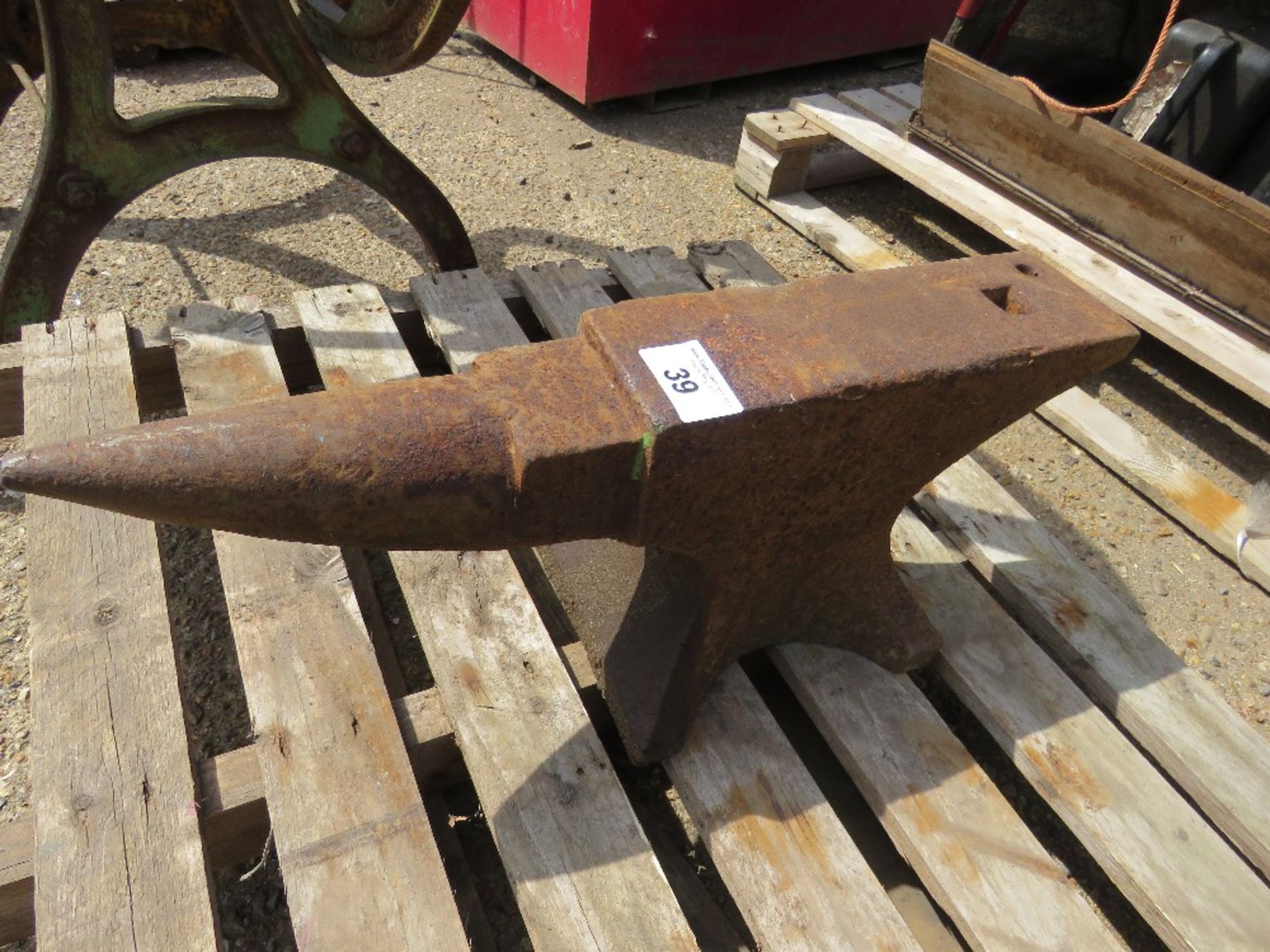BLACKSMITHS ANVIL, 27" LENGTH APPROX. THIS LOT IS SOLD UNDER THE AUCTIONEERS MARGIN SCHEME, THERE - Image 2 of 2