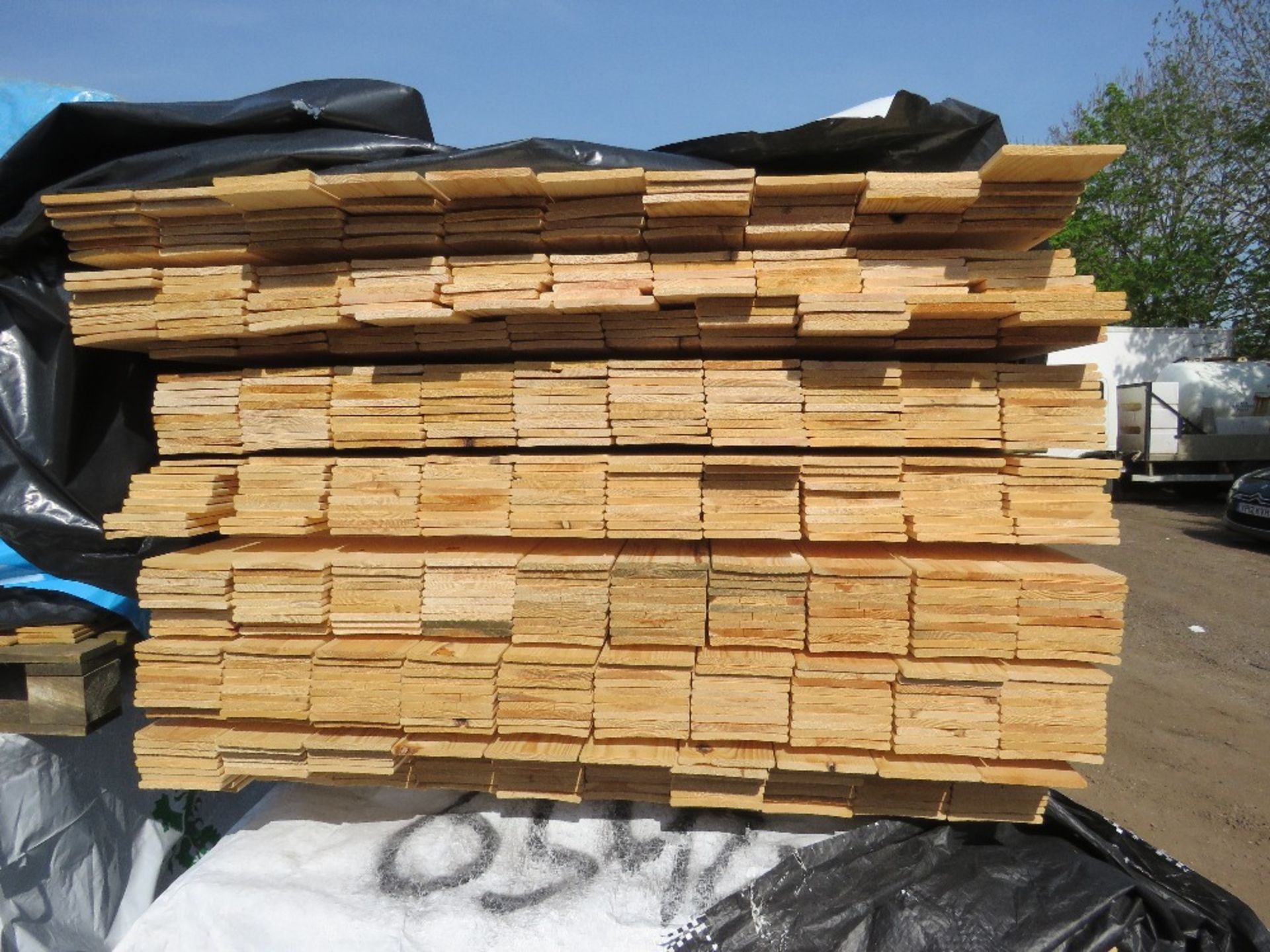 PACK OF HIT AND MISS FENCE CLADDING BOARDS: 1.57M LENGTH X 100MM WIDTH APPROX. - Image 2 of 3