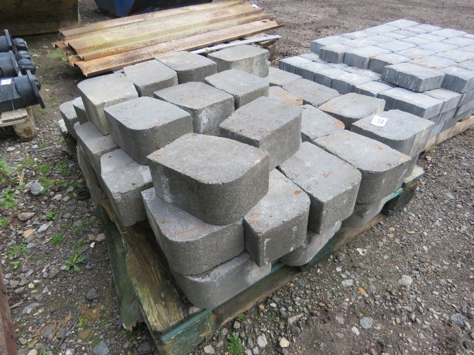 PALLET CONTAINING BULL NOSE GREY BLOCK PAVERS. THIS LOT IS SOLD UNDER THE AUCTIONEERS MARGIN SCHE - Image 2 of 3
