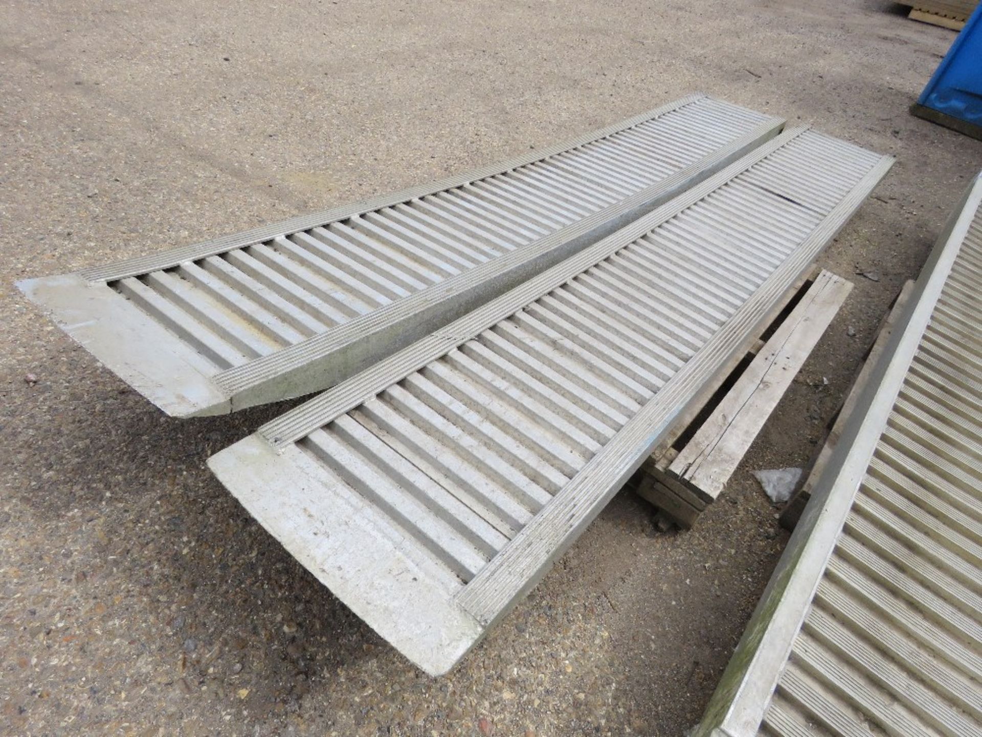 LARGE PAIR OF ALUMINIUM LOADING RAMPS 10FT LENGTH APPROX X 18" WIDTH APPROX. - Image 4 of 5