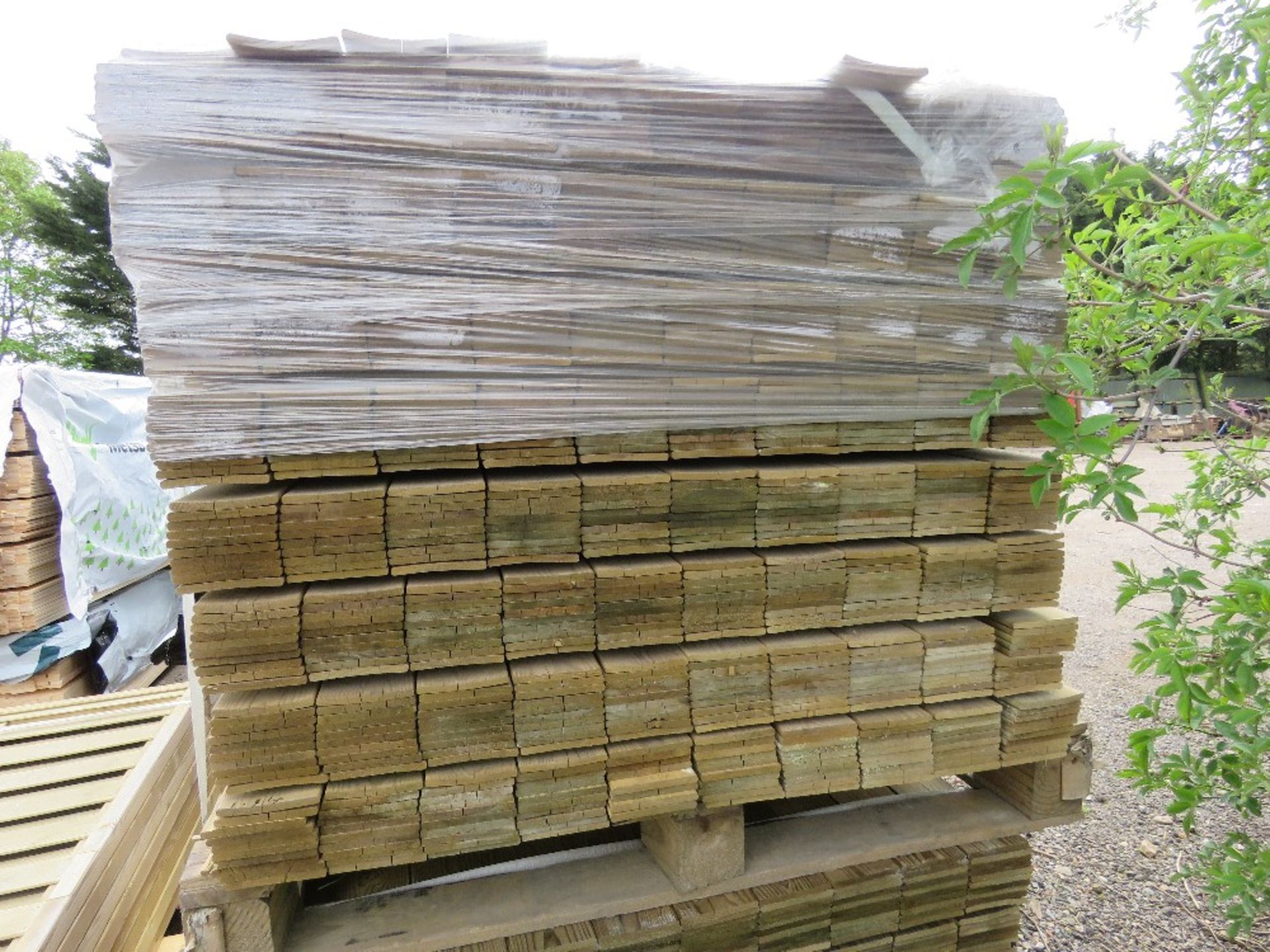 PACK OF TREATED HIT AND MISS TIMBER FENCE CLADDING BOARDS: 1.14M LENGTH X 100MM WIDTH APPROX. - Image 2 of 3