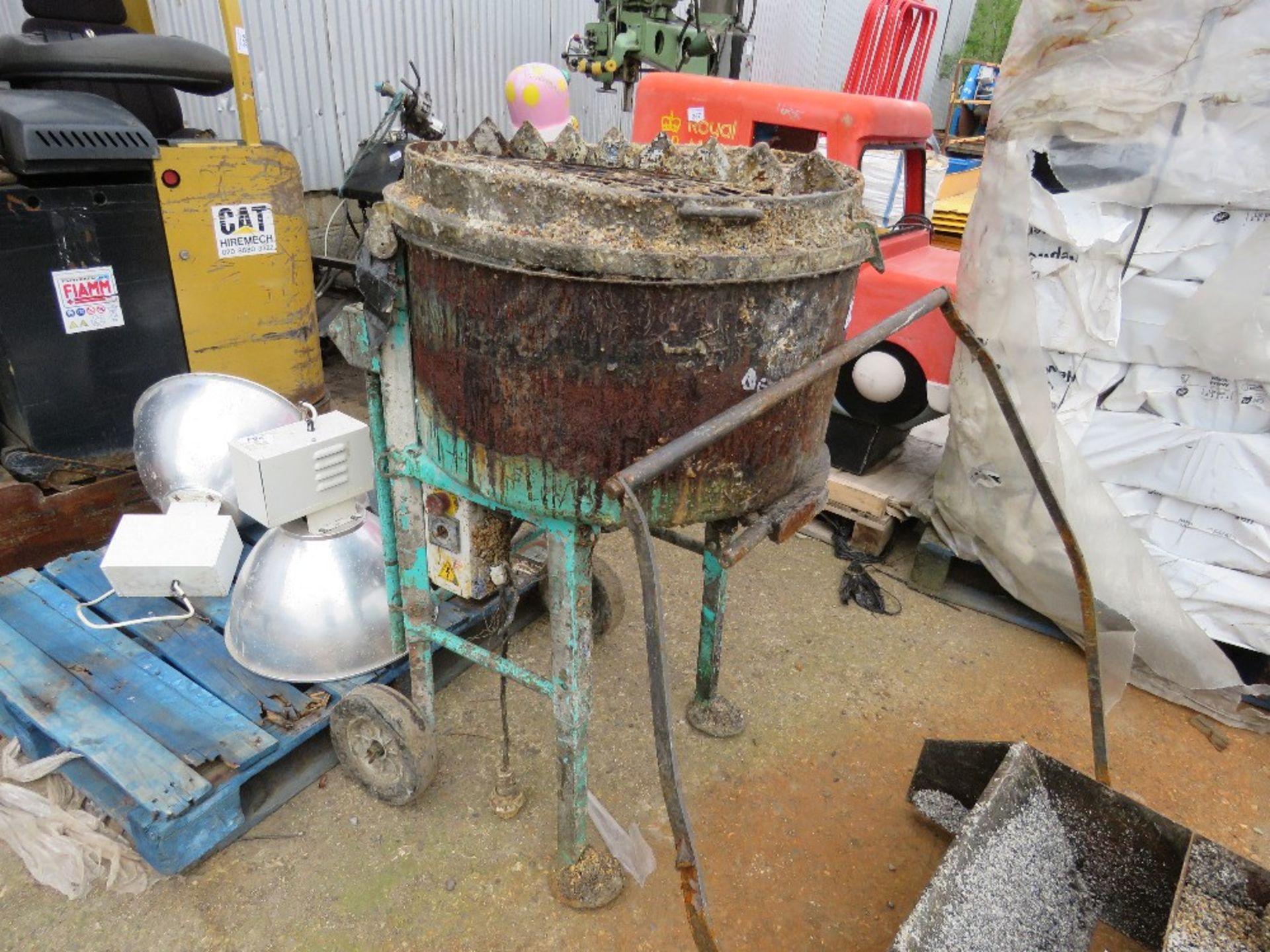 PAN MIXER, 110VOLT POWERED PLUS A RESIN SCREED UNIT. - Image 3 of 8