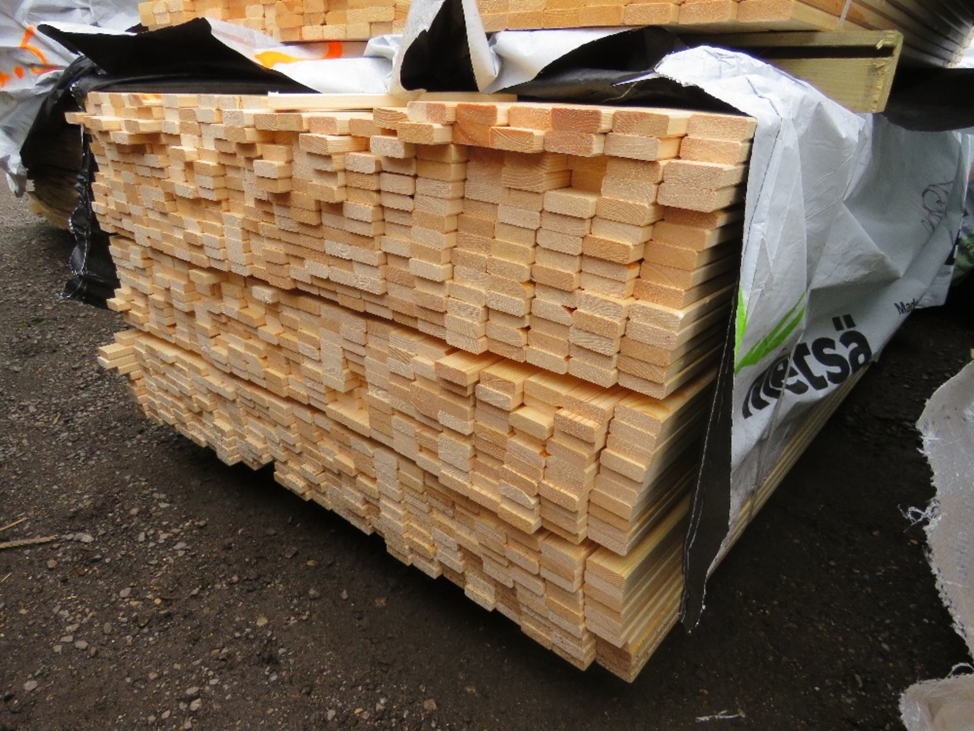 PACK OF UNTREATED VENETIAN FENCE / TRELLIS TIMBER SLATS 1.4M LENGTH X 45MM X 17MM APPROX.