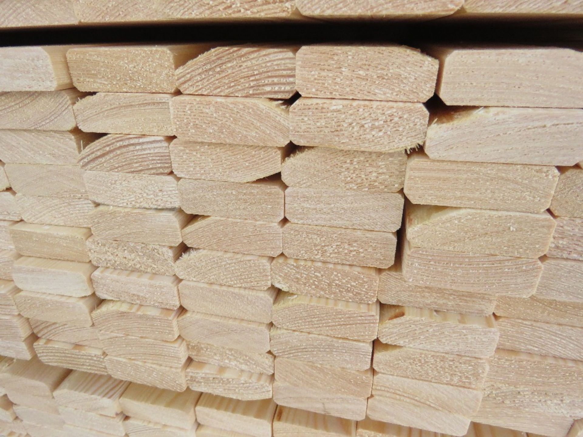 EXTRA LARGE PACK OF VENETIAN PALE / TRELLIS TIMBER SLATS, UNTREATED: 1.83M LENGTH X 45MM X 17MM APPR - Image 3 of 3