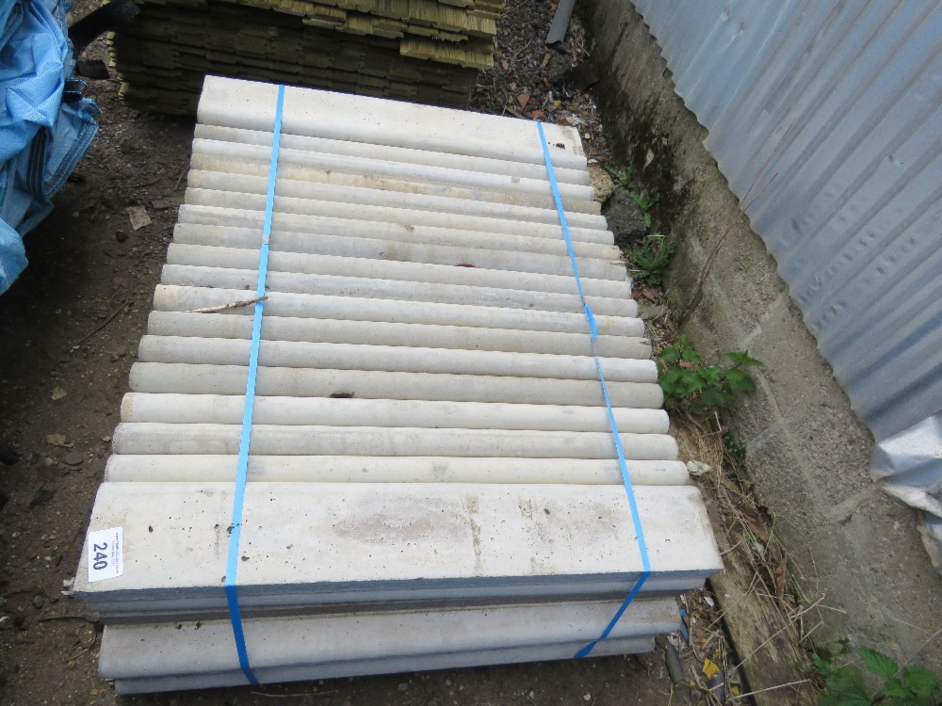 PALLET CONTAINING APPROXIMATELY 45NO BULL NOSE EDGING KERBS, 3FT X 6" X 2" APPROX. - Image 3 of 5