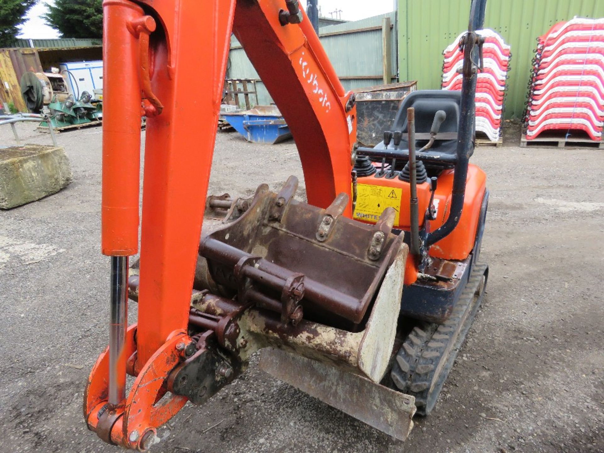 KUBOTA 008 MICRO EXCAVATOR, PURCHASED NEW IN 2005 BY VENDOR, WITH 3NO BUCKETS. SN:12930. DIRECT FROM - Image 3 of 9