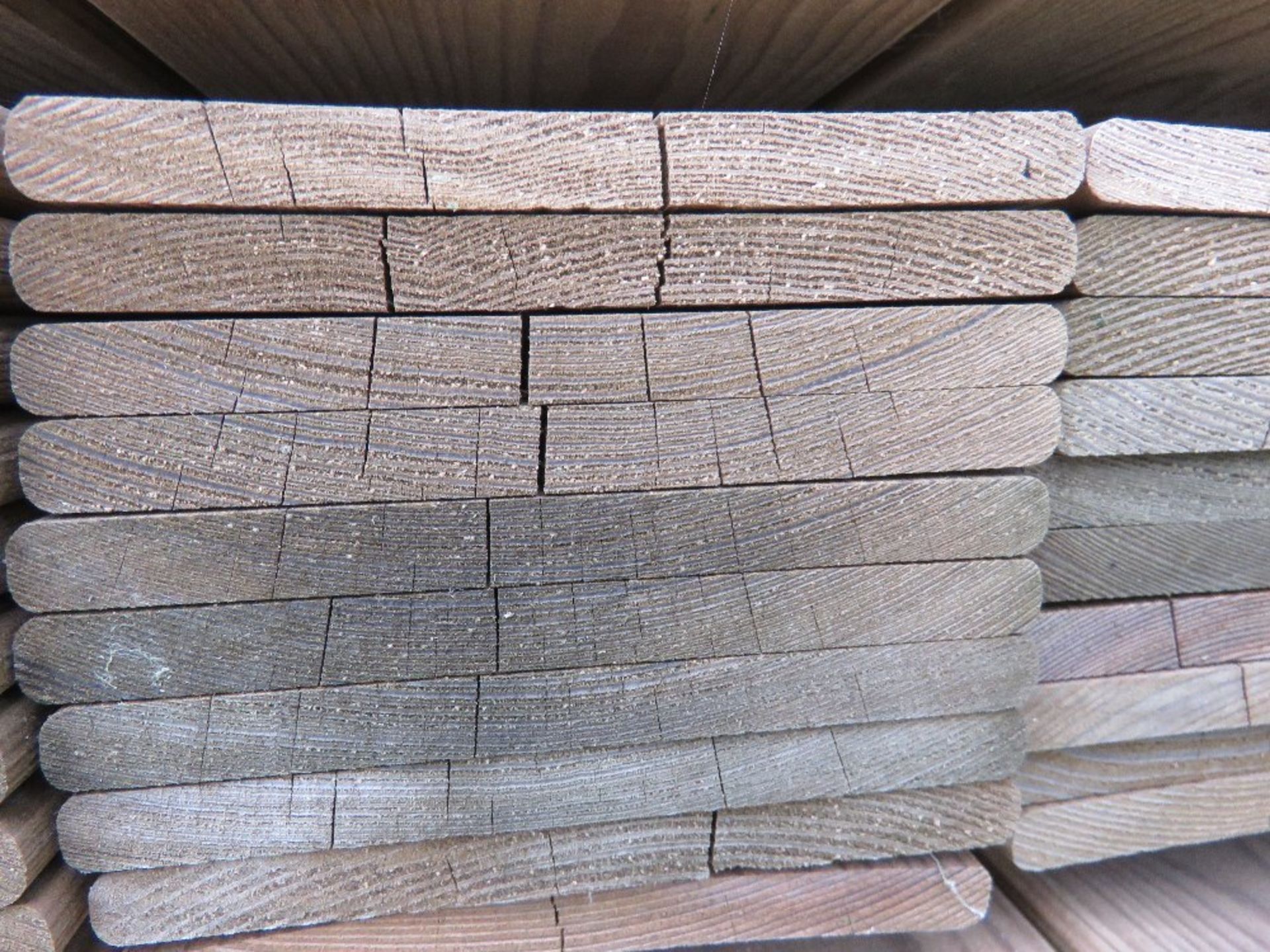 PACK OF TREATED HIT AND MISS TIMBER FENCE CLADDING BOARDS: 1.14M LENGTH X 100MM WIDTH APPROX. - Image 3 of 3