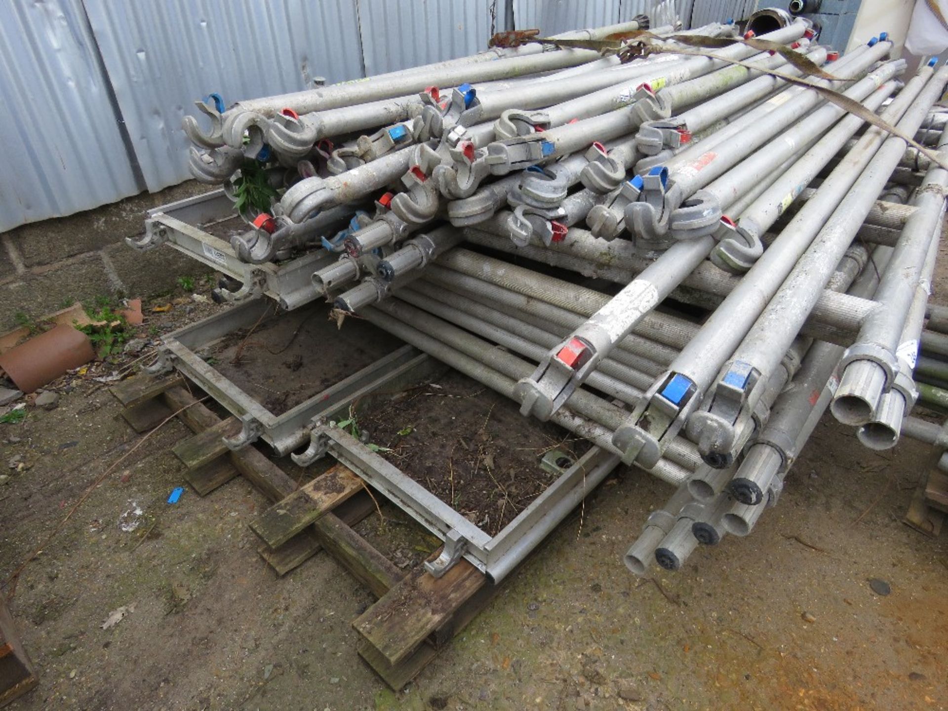 LARGE QUANTITY OF ASSORTED ALUMINIUM SCAFFOLD TOWER PARTS.