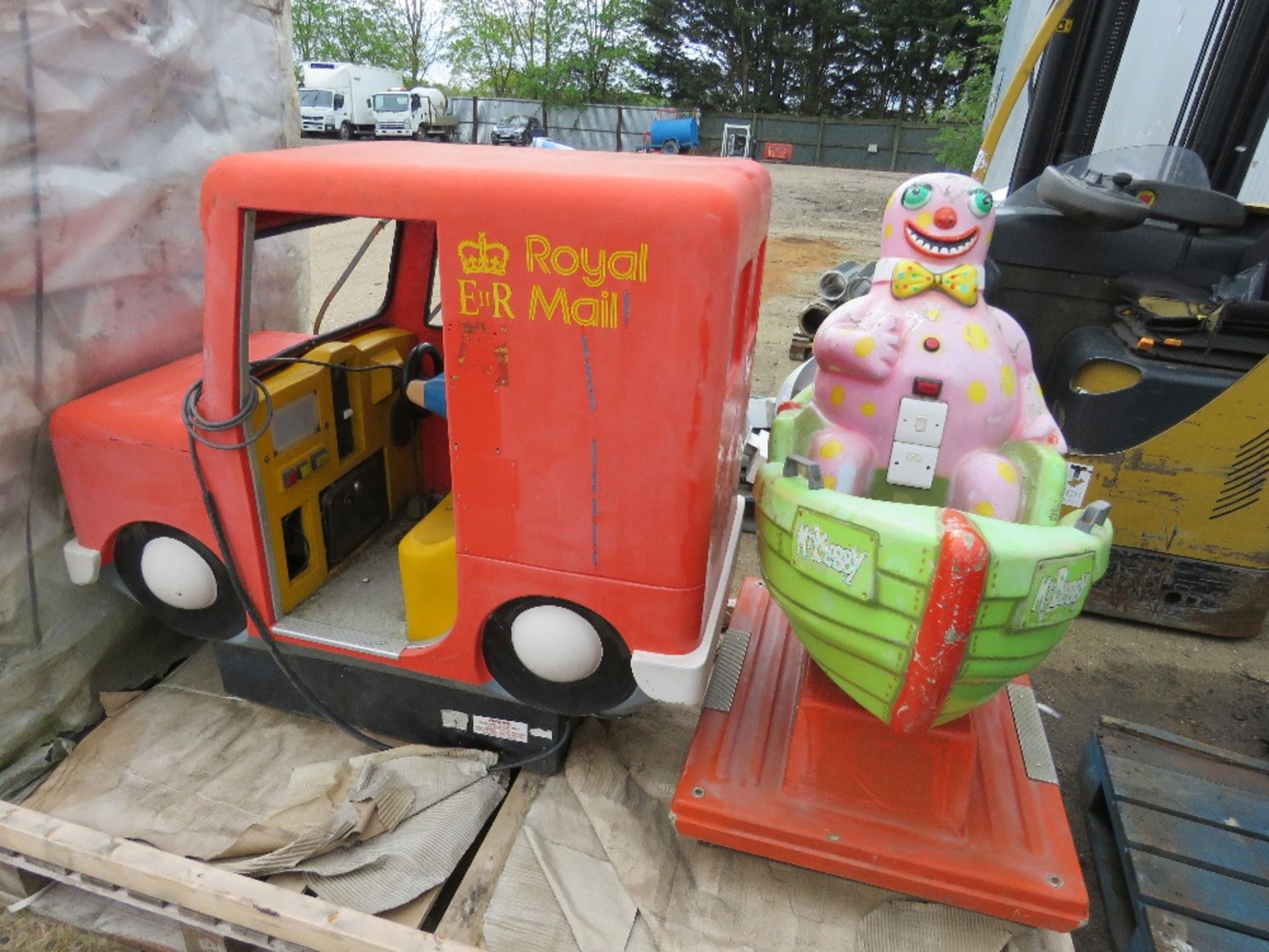 MR BLOBBY AND POSTAMN PAT CHILDREN'S RIDES, CONDITION UNKNOWN. - Image 5 of 5