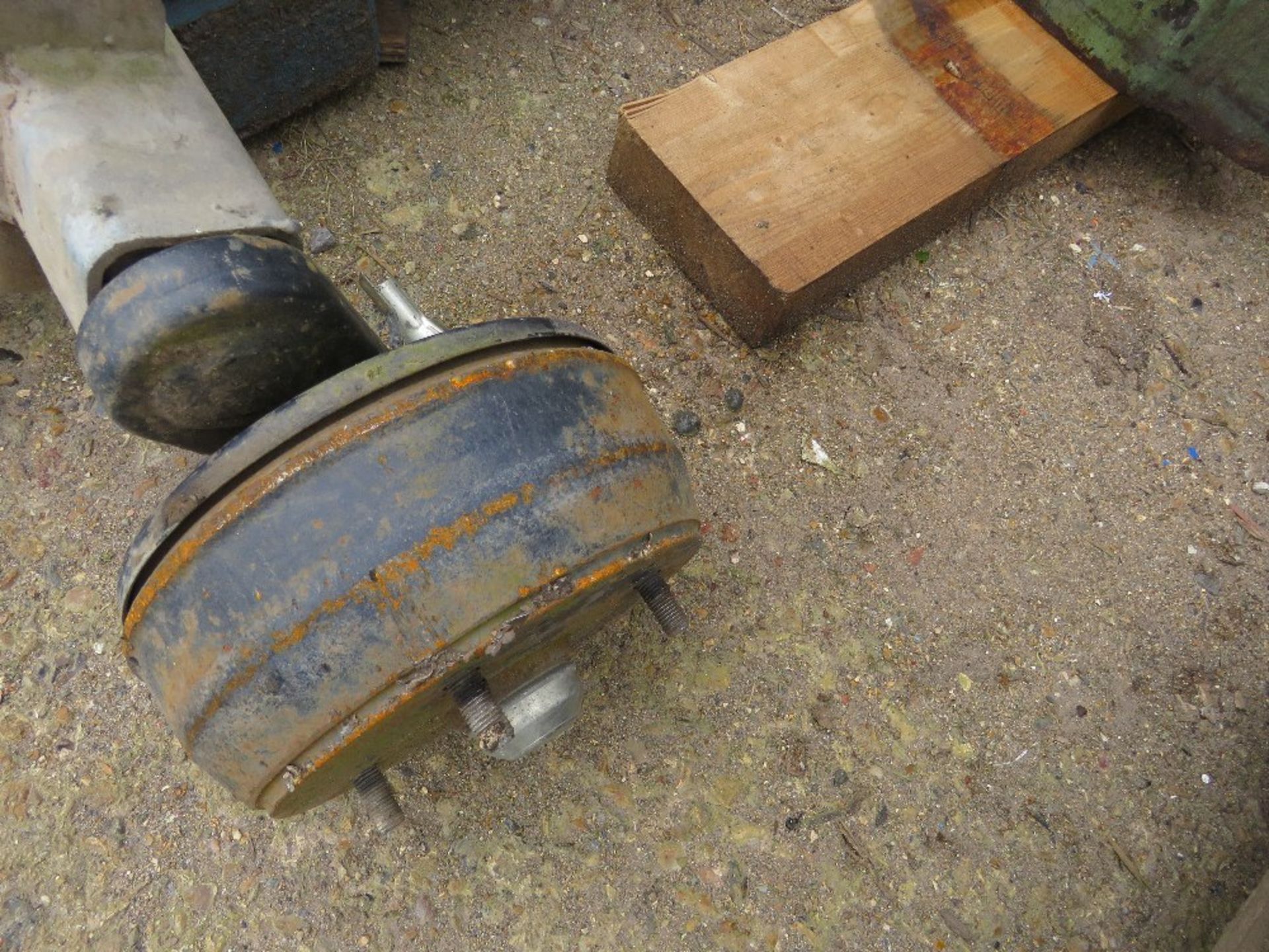 HEAVY DUTY INDESPENSION TYPE TRAILER AXLE. THIS LOT IS SOLD UNDER THE AUCTIONEERS MARGIN SCHEME, - Image 2 of 3