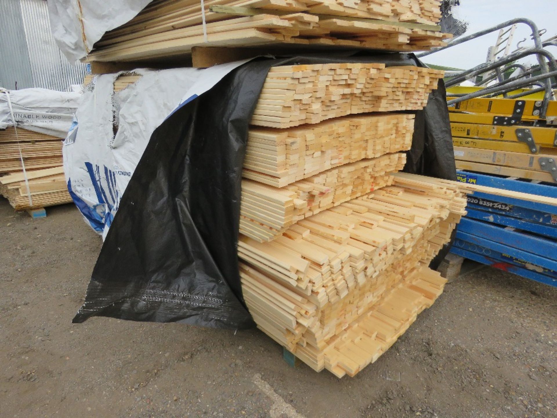 EXTRA LARGE PACK OF UNTREATED VENETIAN PALE FENCE CLADDING/TRELLIS SLATS 2M LENGTH X 45MM X 17MM WID - Image 2 of 3