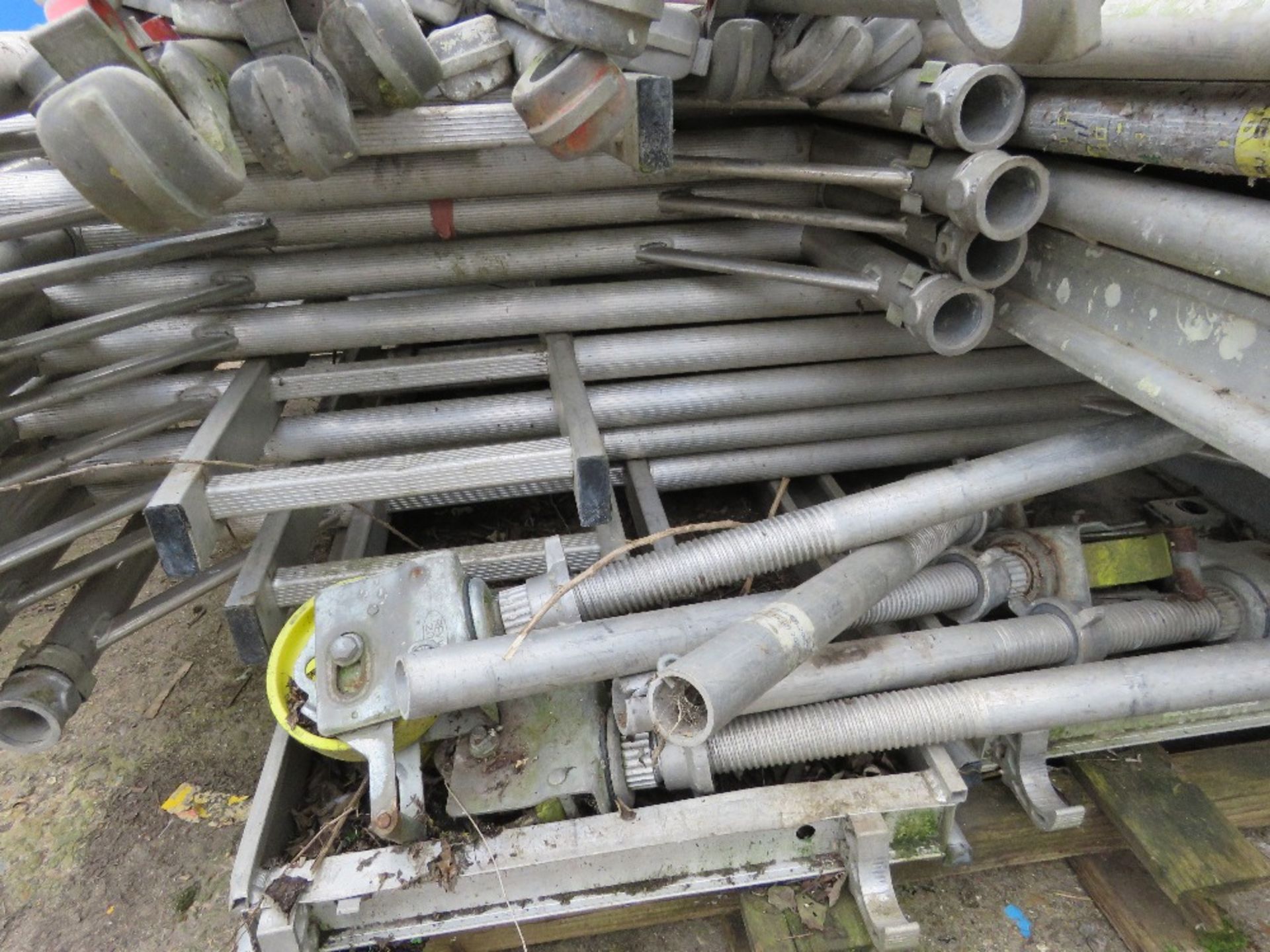 LARGE QUANTITY OF ASSORTED ALUMINIUM SCAFFOLD TOWER PARTS. - Image 8 of 9