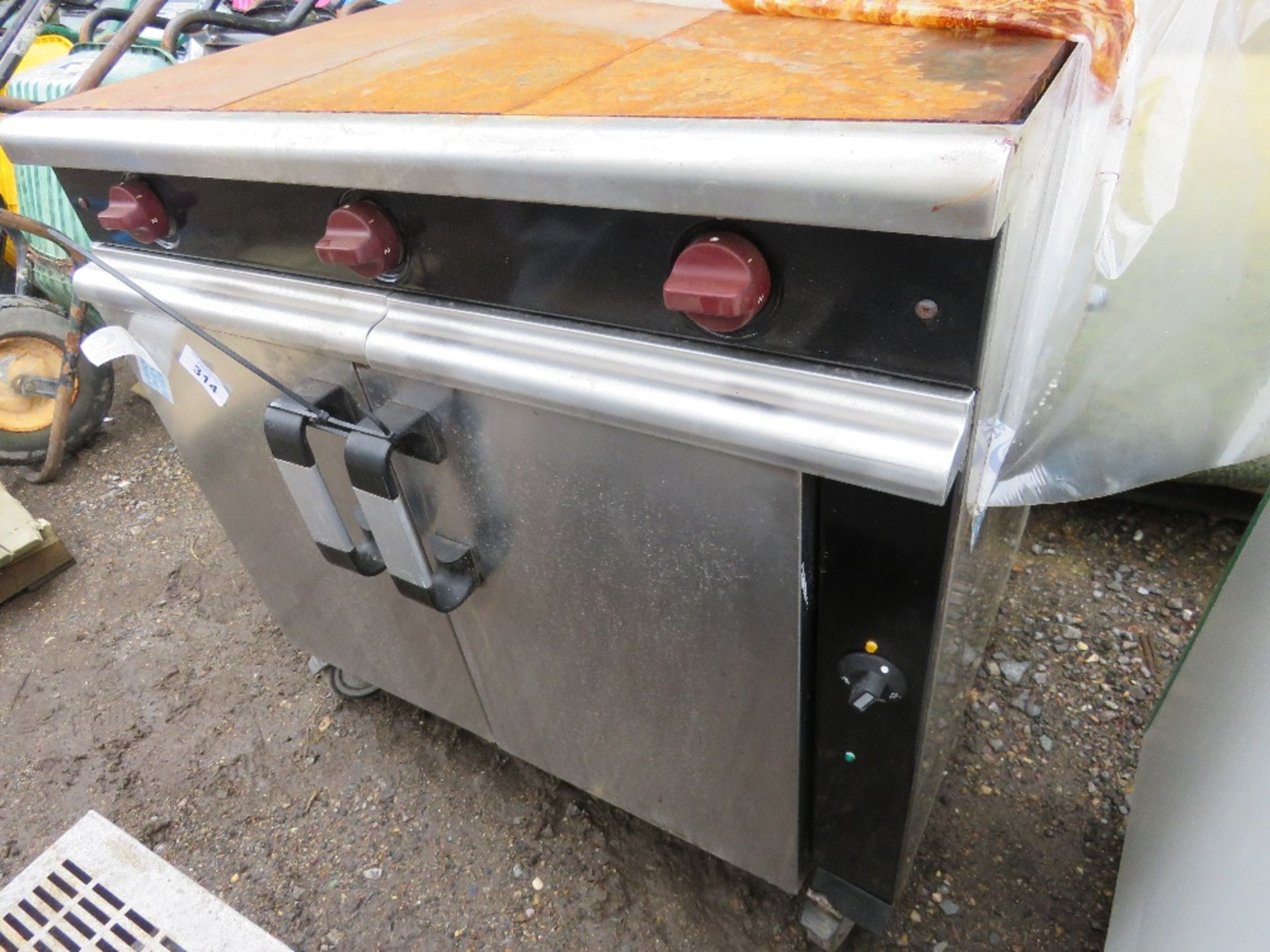 TWO DOOR OVEN WITH HOT PLATE, SOURCED FROM SCHOOL KITCHEN UPGRADE. THIS LOT IS SOLD UNDER THE AUC - Image 2 of 4
