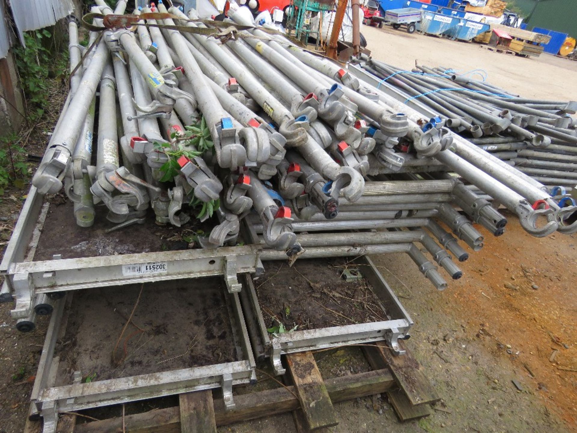 LARGE QUANTITY OF ASSORTED ALUMINIUM SCAFFOLD TOWER PARTS. - Image 3 of 9