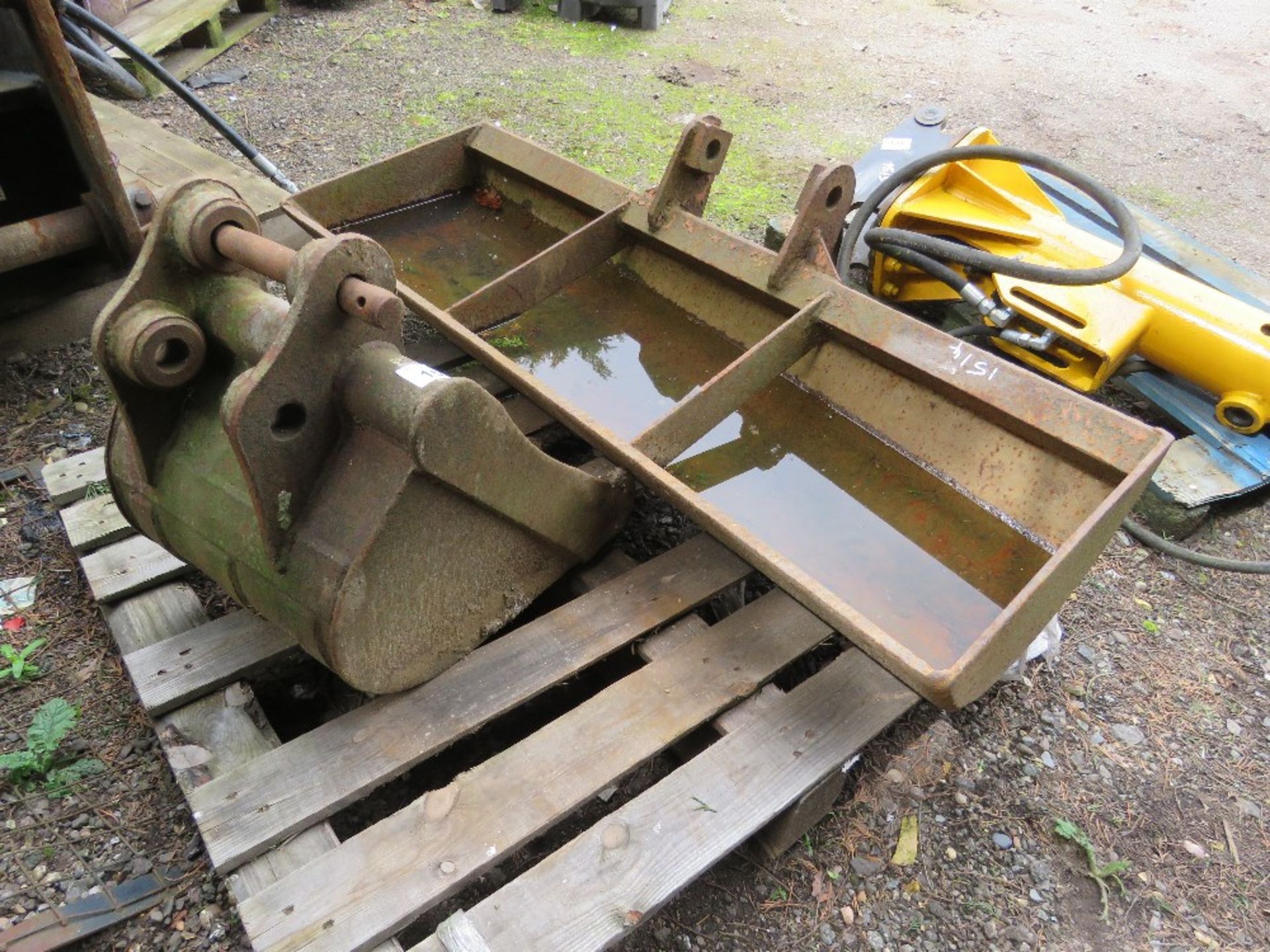 2 X MINI EXCAVATOR BUCKETS: JCB, 40MM PINS, 18" AND GRADING. THIS LOT IS SOLD UNDER THE AUCTIONE - Image 3 of 3