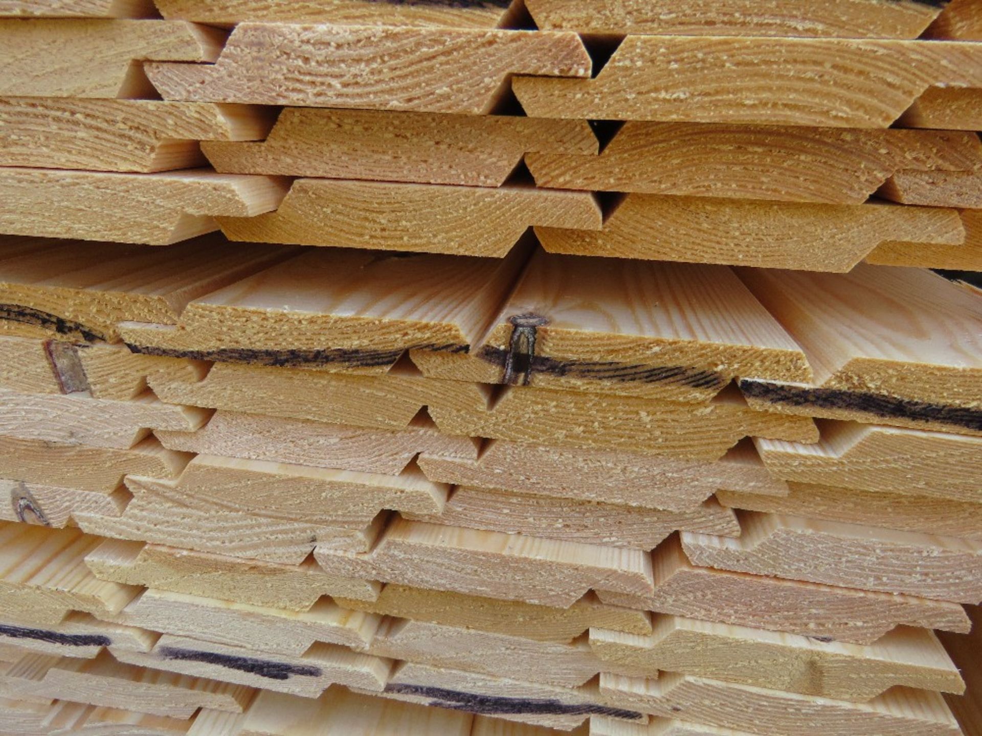 2 X PALLETS OF HIT AND MISS FENCE CLADDING TIMBER 0.83M - 1.12M APPROX X 100MM APPROX. - Image 14 of 15
