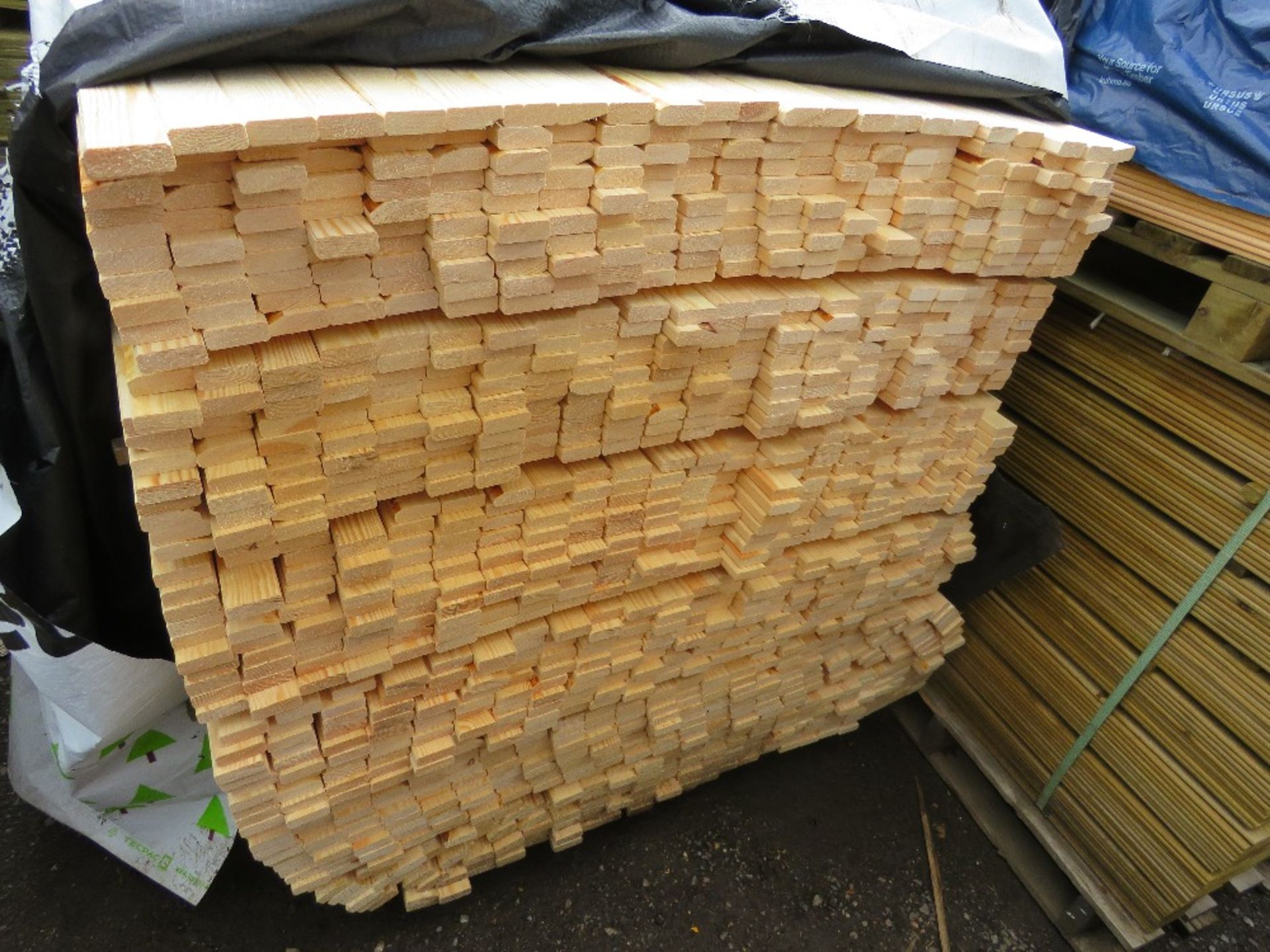EXTRA LARGE PACK OF UNTREATED VENETIAN FENCE / TRELLIS TIMBER SLATS 1.73M LENGTH X 45MM X 17MM APPRO - Image 2 of 3