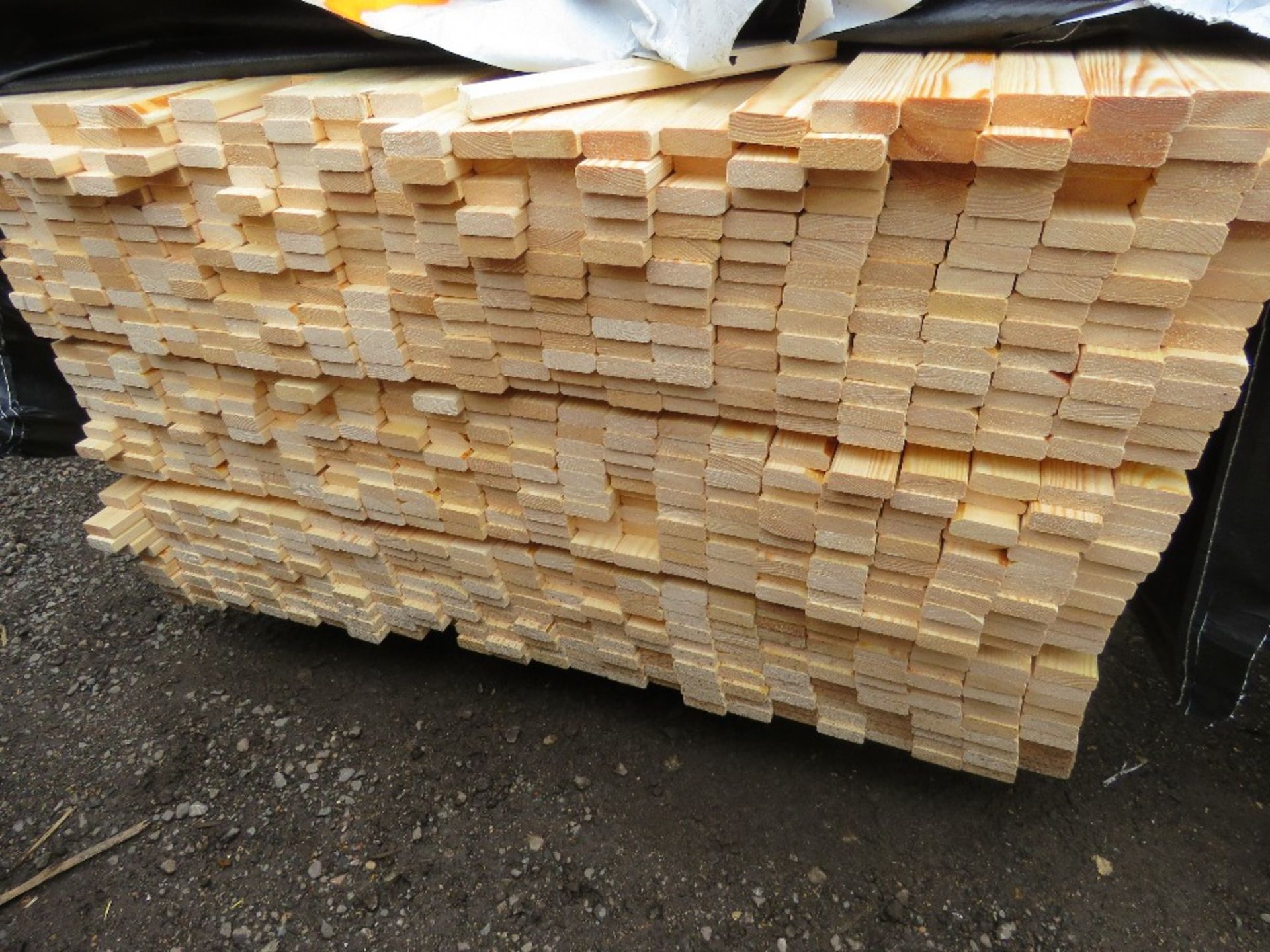 PACK OF UNTREATED VENETIAN FENCE / TRELLIS TIMBER SLATS 1.4M LENGTH X 45MM X 17MM APPROX. - Image 2 of 3