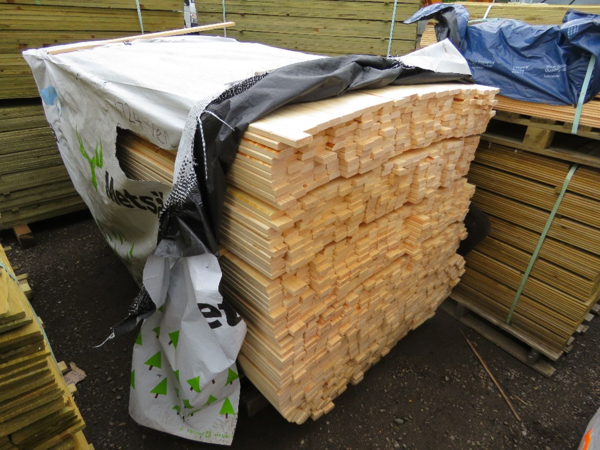 EXTRA LARGE PACK OF UNTREATED VENETIAN FENCE / TRELLIS TIMBER SLATS 1.73M LENGTH X 45MM X 17MM APPRO