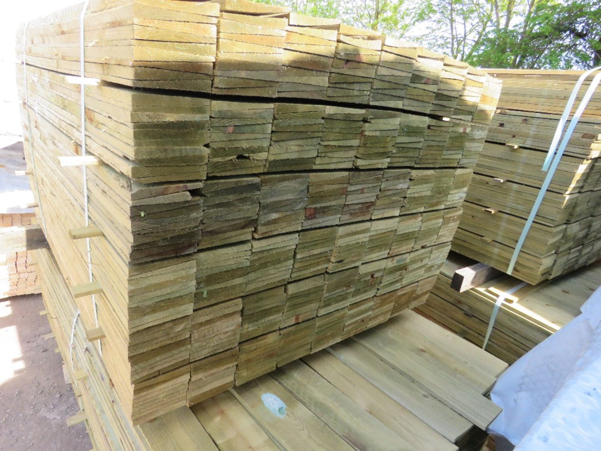 LARGE PACK OF TREATED FEATHER EDGE FENCE CLADDING BOARDS: 1.2M LENGTH X 100MM WIDTH APPROX. - Image 2 of 3