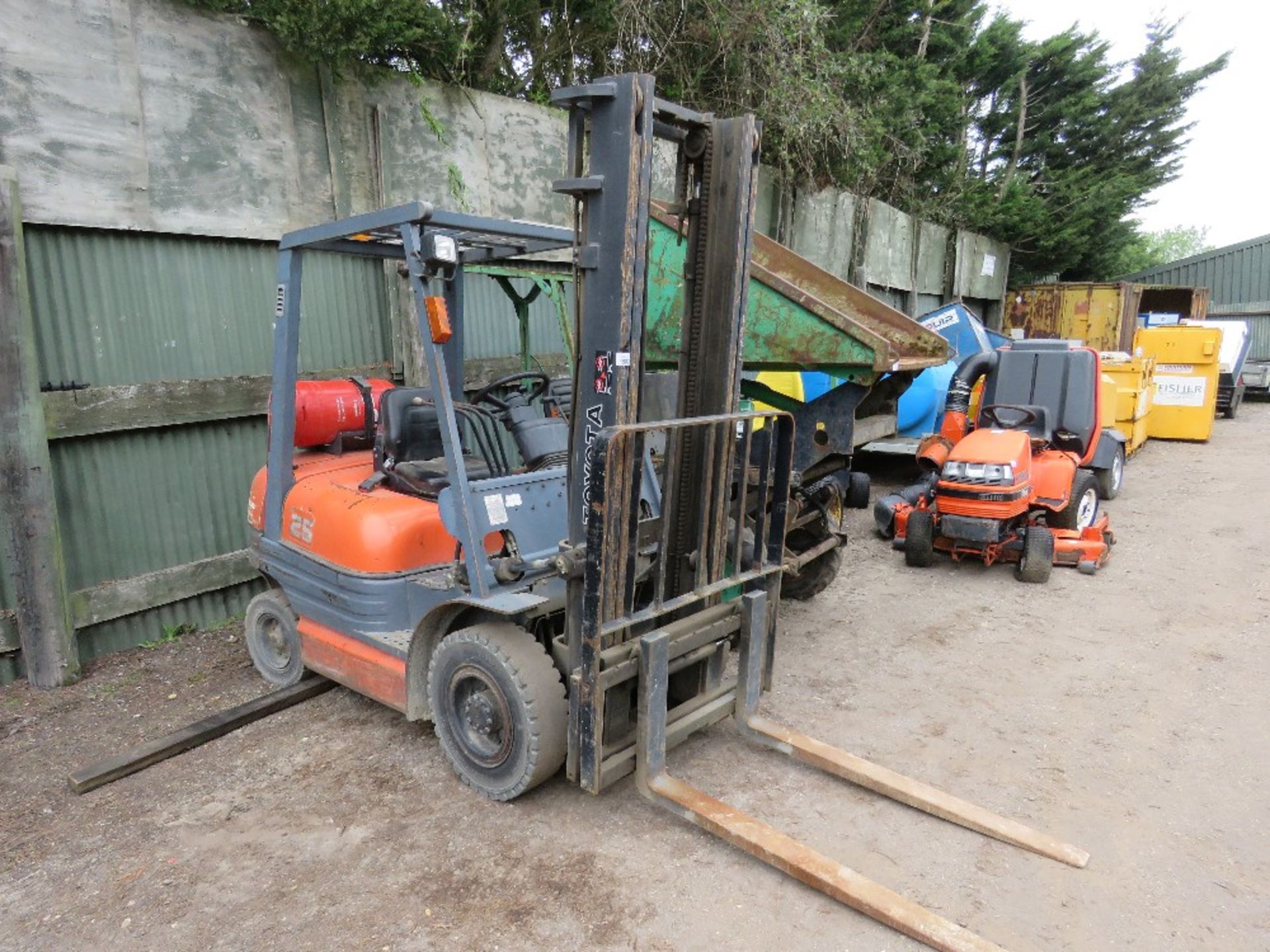 TOYOTA 25 GAS FORKLIFT TRUCK WITH SIDE SHIFT. 8994 REC HOURS. SN:406FGF25@21005 WHEN TESTED WAS SEE - Image 2 of 11