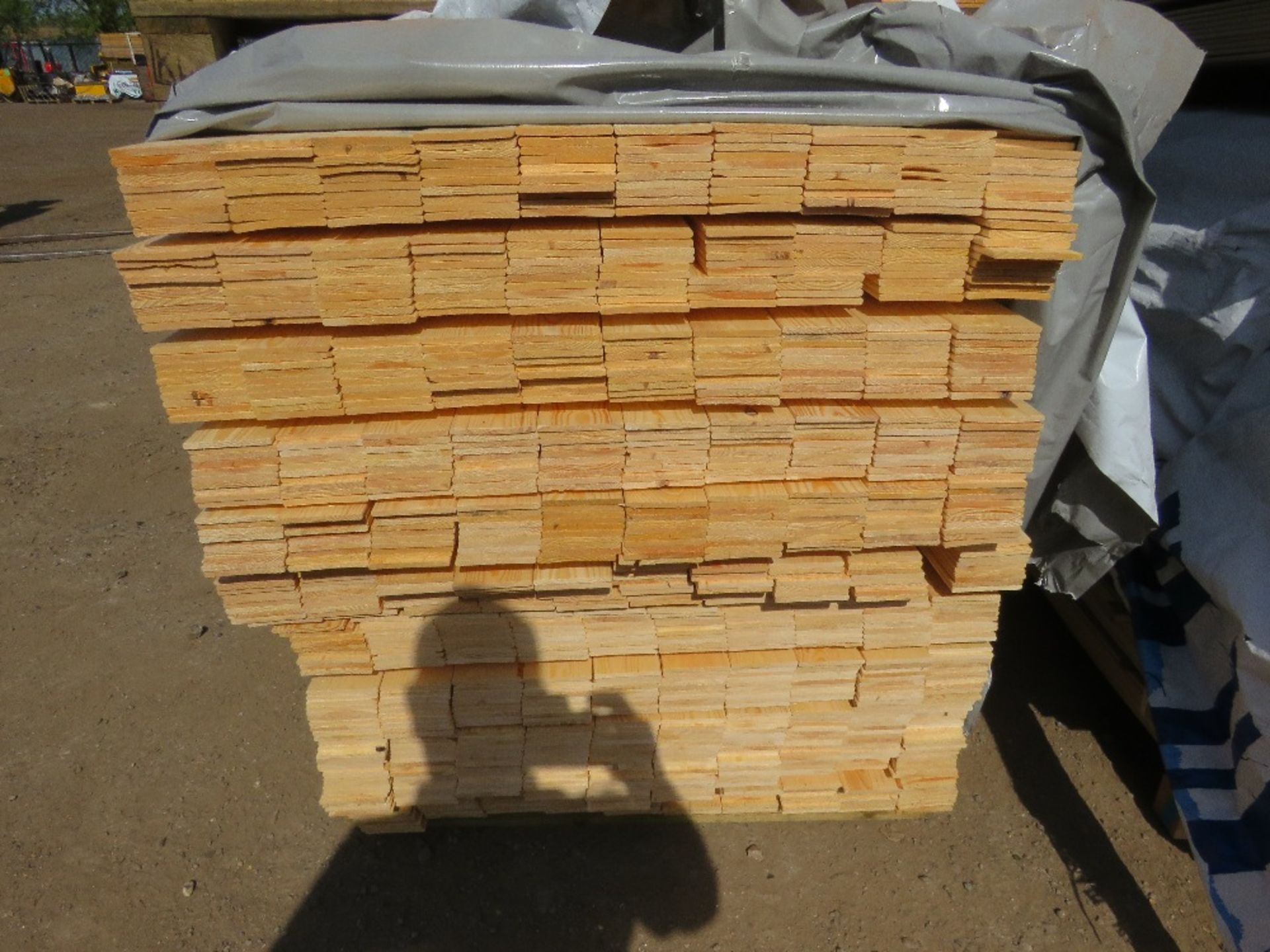 EXTRA LARGE PACK OF HIT AND MISS FENCE CLADDING BOARDS: 1.57M LENGTH X 100MM WIDTH APPROX. - Image 2 of 2
