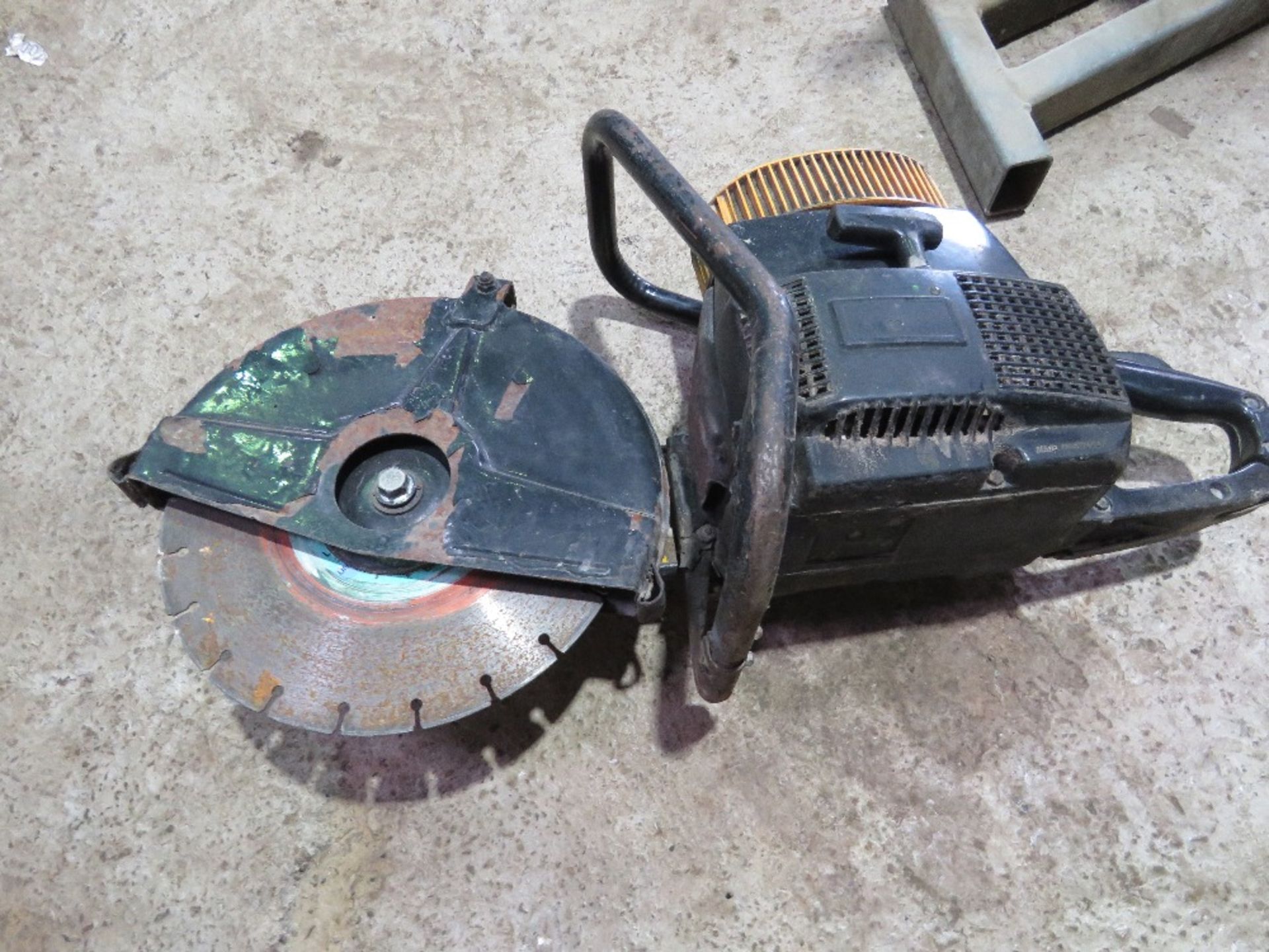PARTNER PETROL CUT OFF SAW WITH A BLADE. THIS LOT IS SOLD UNDER THE AUCTIONEERS MARGIN SCHEME, TH - Image 2 of 2