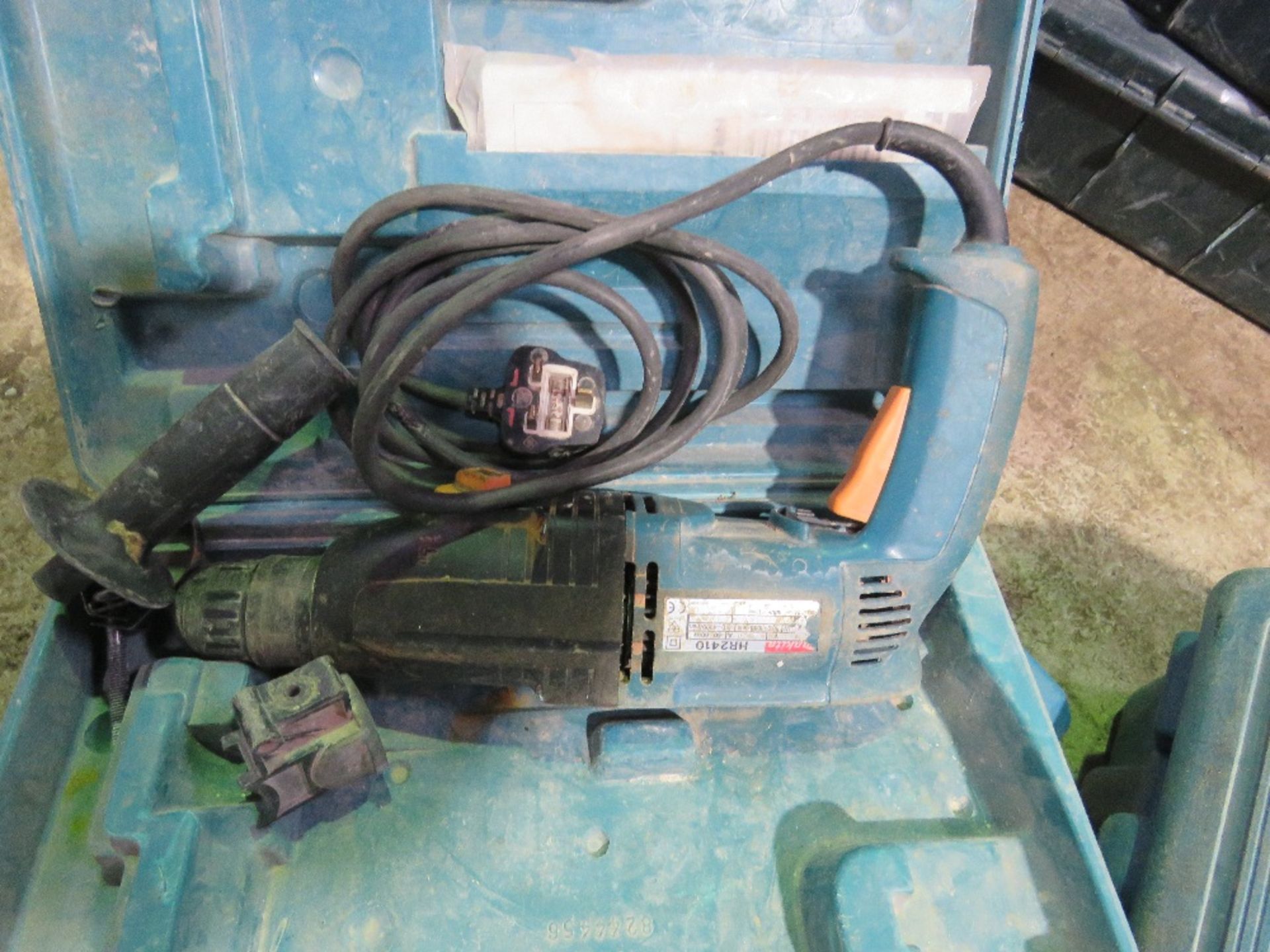 4 X POWER TOOLS, MAY BE INCOMPLETE: GRINDER PLUS 3NO DRILLS. - Image 7 of 9