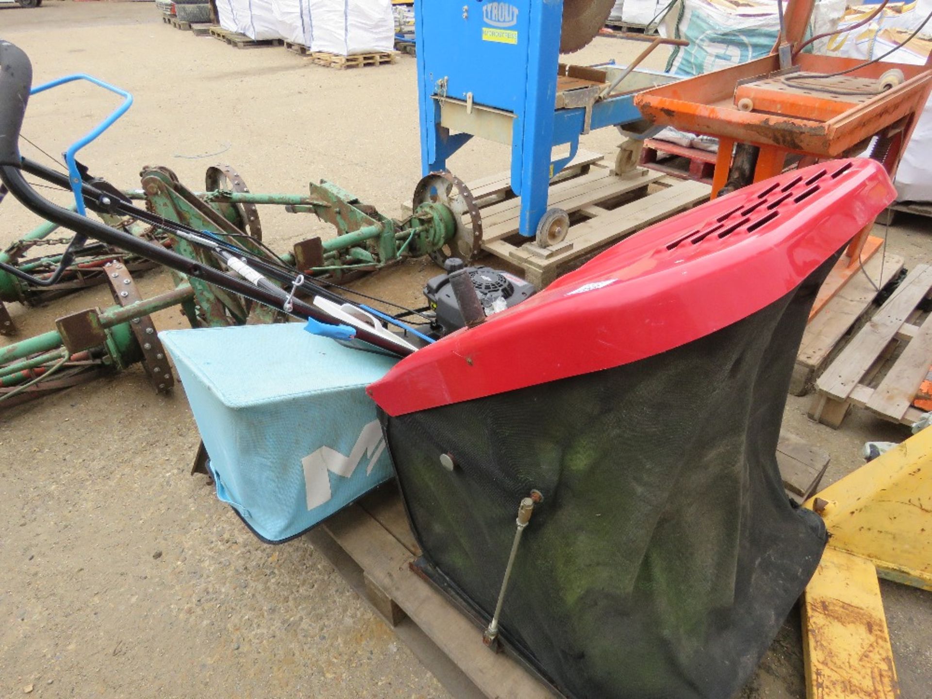 MAC PETROL ENGINED MOWER. THIS LOT IS SOLD UNDER THE AUCTIONEERS MARGIN SCHEME, THEREFORE NO VAT - Image 3 of 6