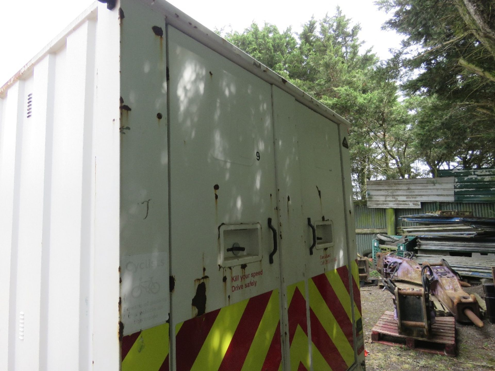 GROUNDHOG GP360 TOWED WELFARE UNIT, YEAR 2015. WITH DRYING/GENERATOR ROOM, TOILET AND CANTEEN AREA. - Image 4 of 23