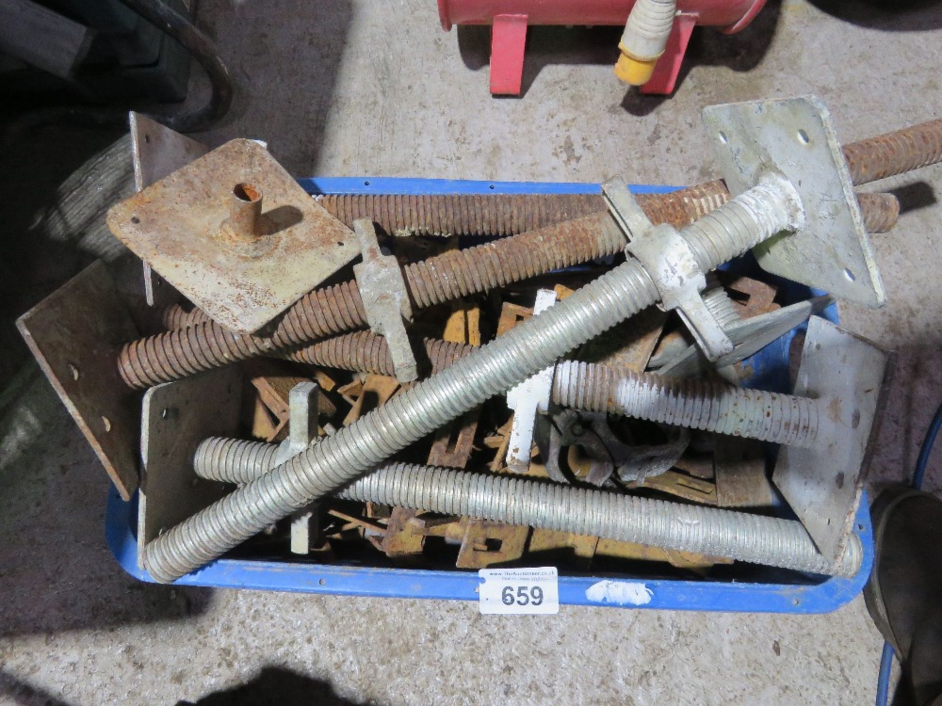 SCAFFOLD TOWER SCREW LEGS PLUS A BOX OF CLIPS. - Image 4 of 4