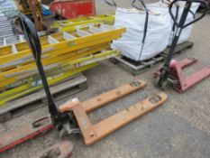 HYDRAULIC PALLET TRUCK. THIS LOT IS SOLD UNDER THE AUCTIONEERS MARGIN SCHEME, THEREFORE NO VAT WILL