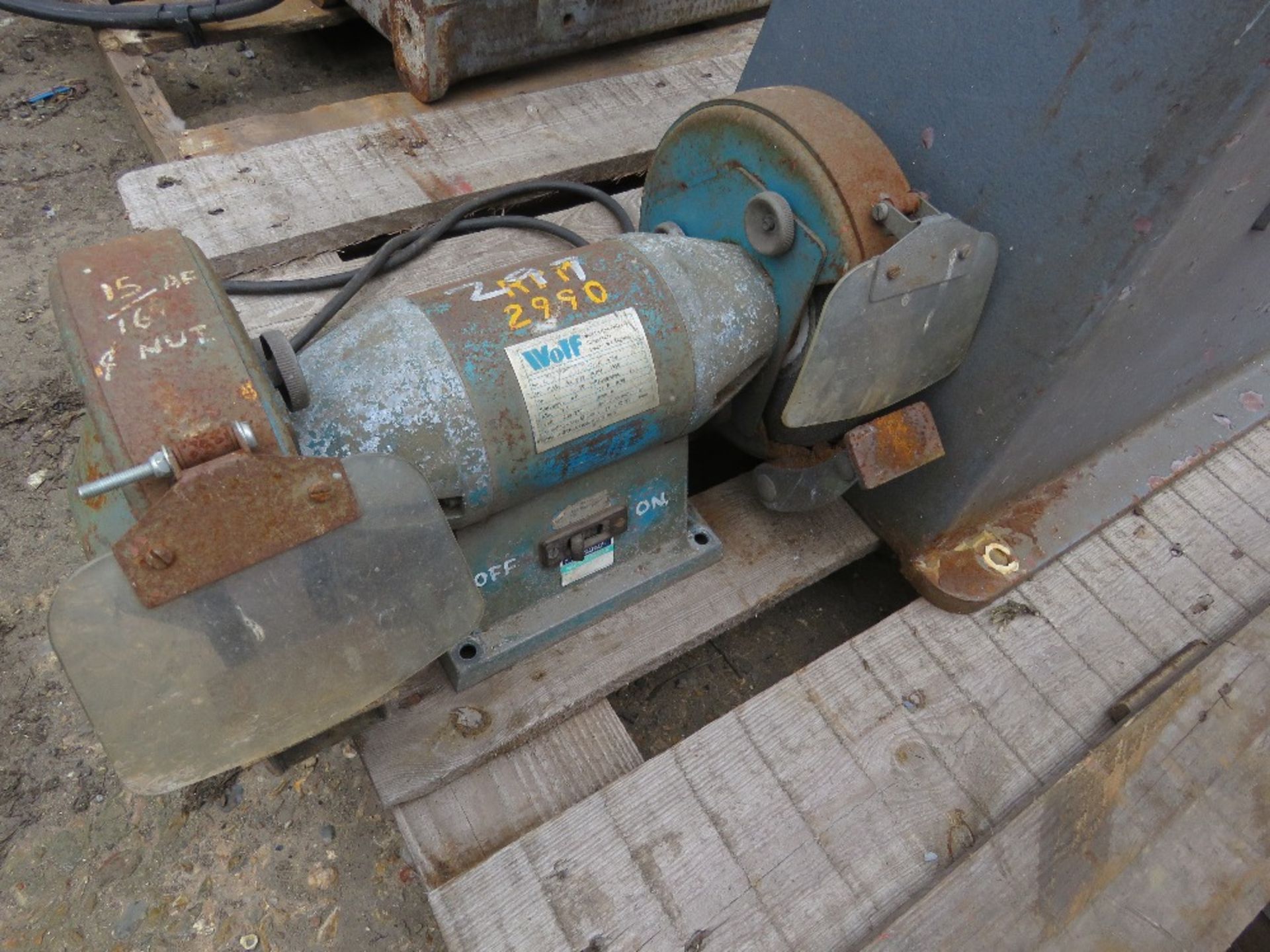 PILLAR GRINDER PLUS A BENCH GRINDER. SOURCED FROM DEPOT CLOSURE. - Image 4 of 5