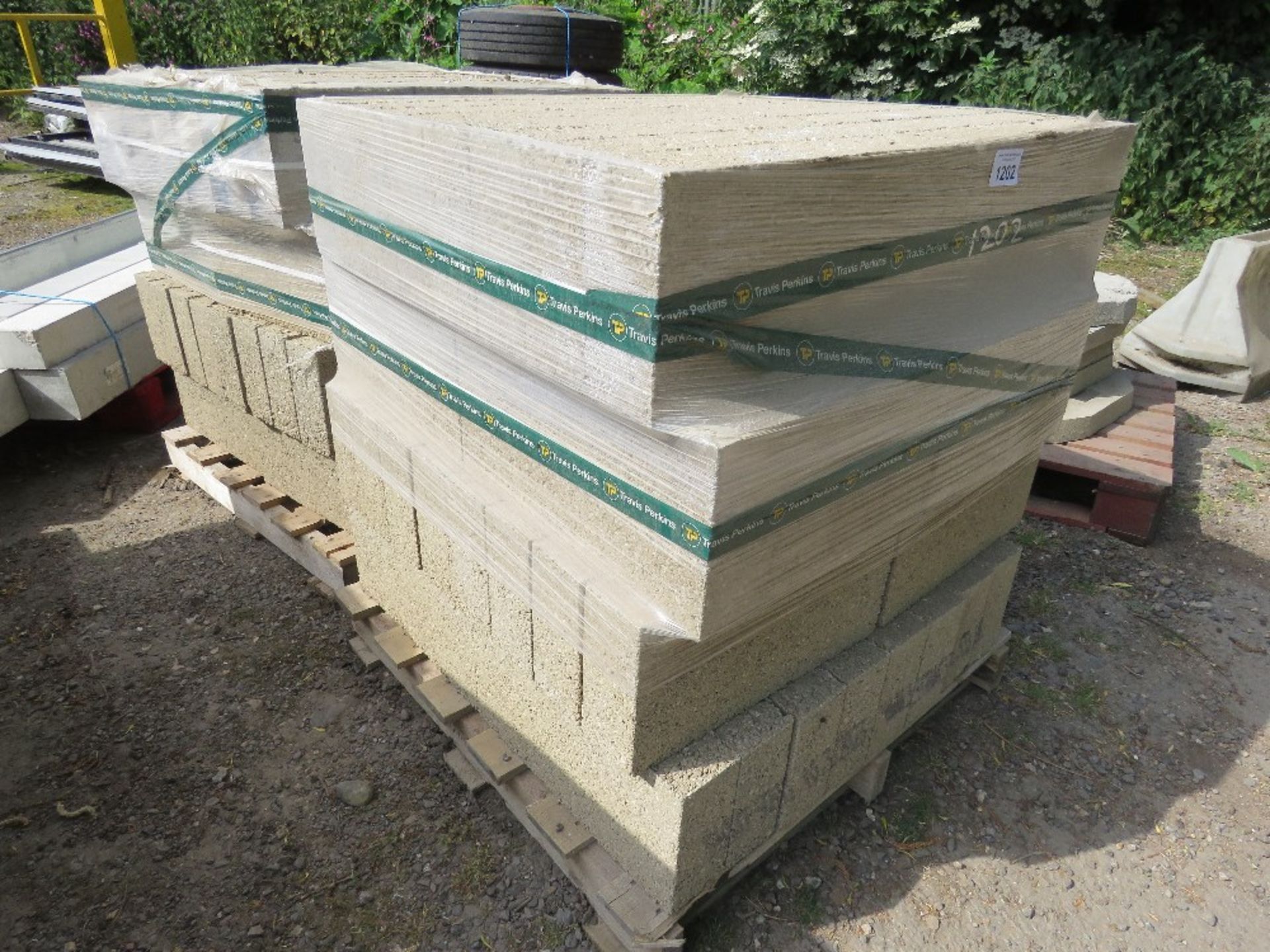 2 X PALLETS OF CONCRETE BUILDING BLOCKS, 440MM X 100MM X 210MM APPROX @ 64NO PER PALLET APPROX. T - Image 2 of 4