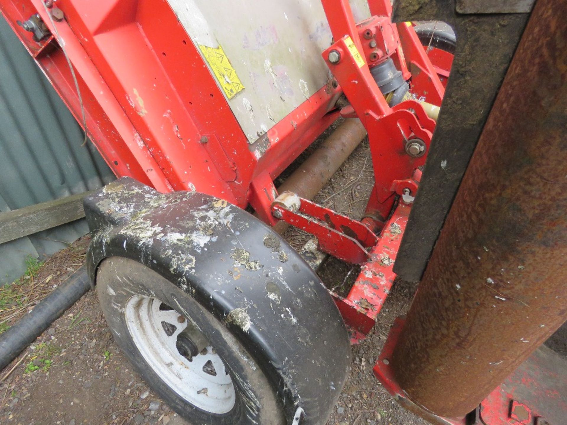 TRIMAX 728-610-400 BATWING TYPE ROLLER MOWER, YEAR 2017. PEGASUS S3 HEADS. NB: REQUIRES REPAIR TO CH - Image 10 of 13