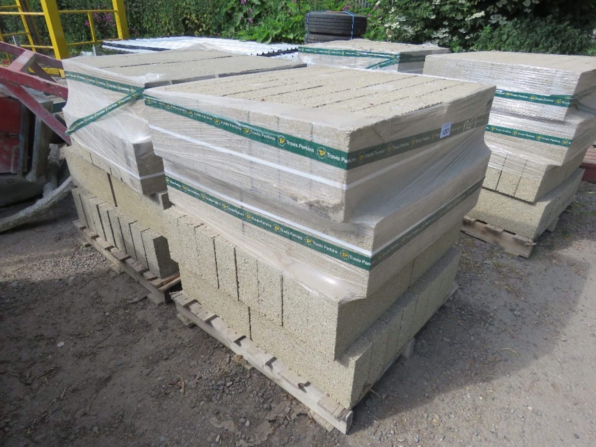 2 X PALLETS OF CONCRETE BUILDING BLOCKS, 440MM X 100MM X 210MM APPROX @ 64NO PER PALLET APPROX. T - Image 2 of 4