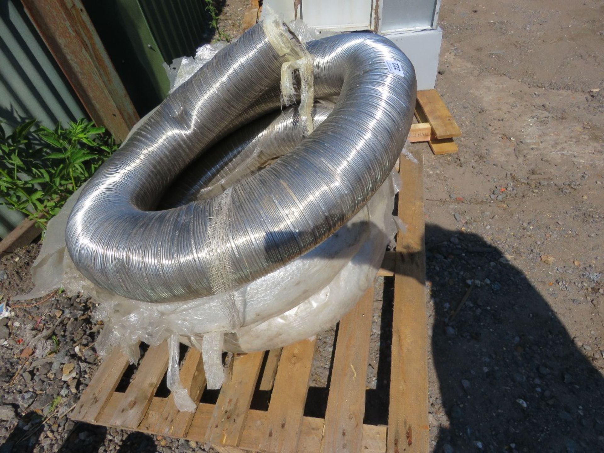 LENGTH OF CHIMNEY FLUE PIPE. THIS LOT IS SOLD UNDER THE AUCTIONEERS MARGIN SCHEME, THEREFORE NO V - Image 2 of 2