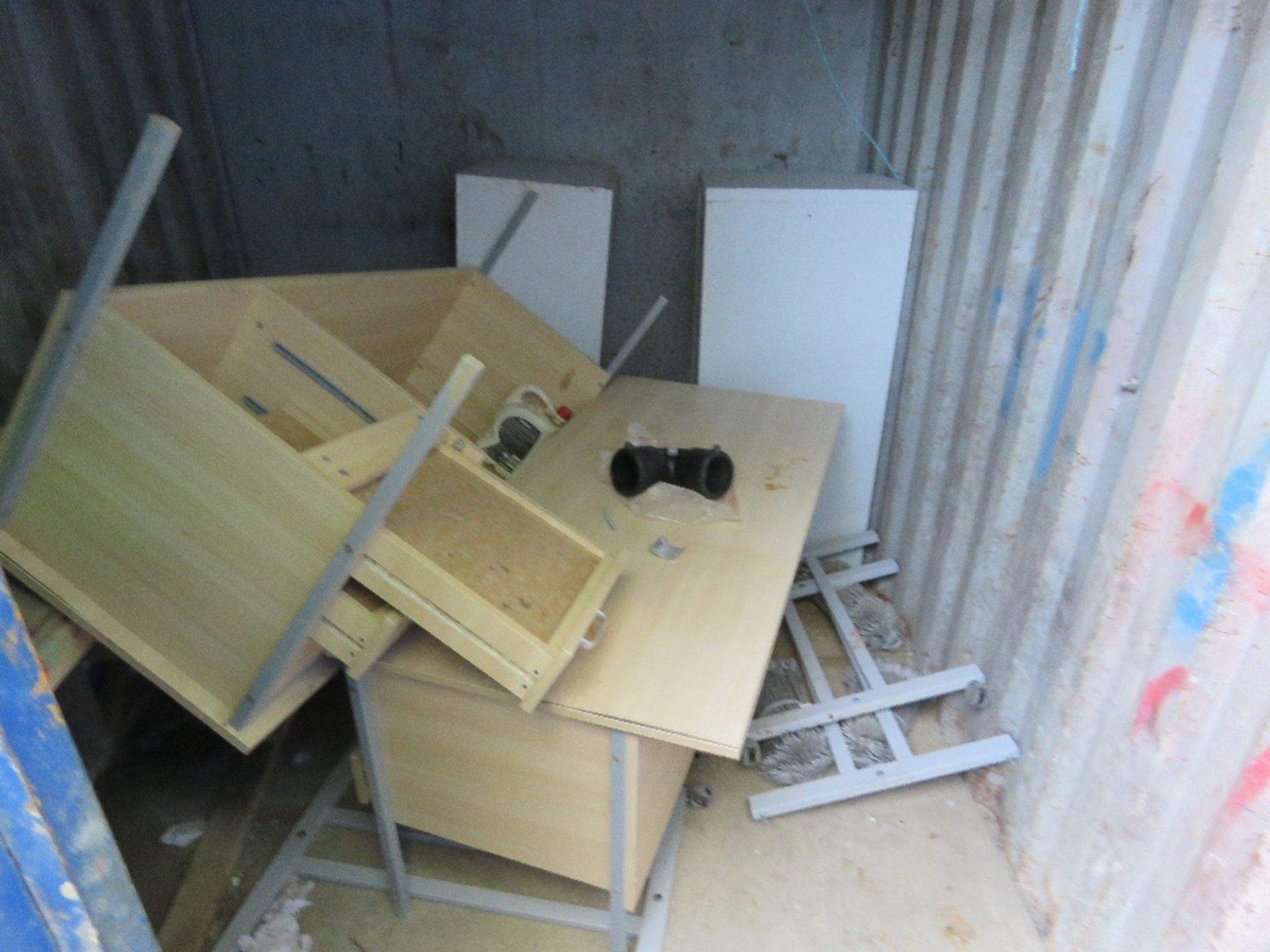 SECURE STEEL SITE OFFICE/STORE. 20FT LENGTH X 8FT WIDTH APPROX. NO KEYS, UNLOCKED. SOURCED FROM SIT - Image 4 of 9