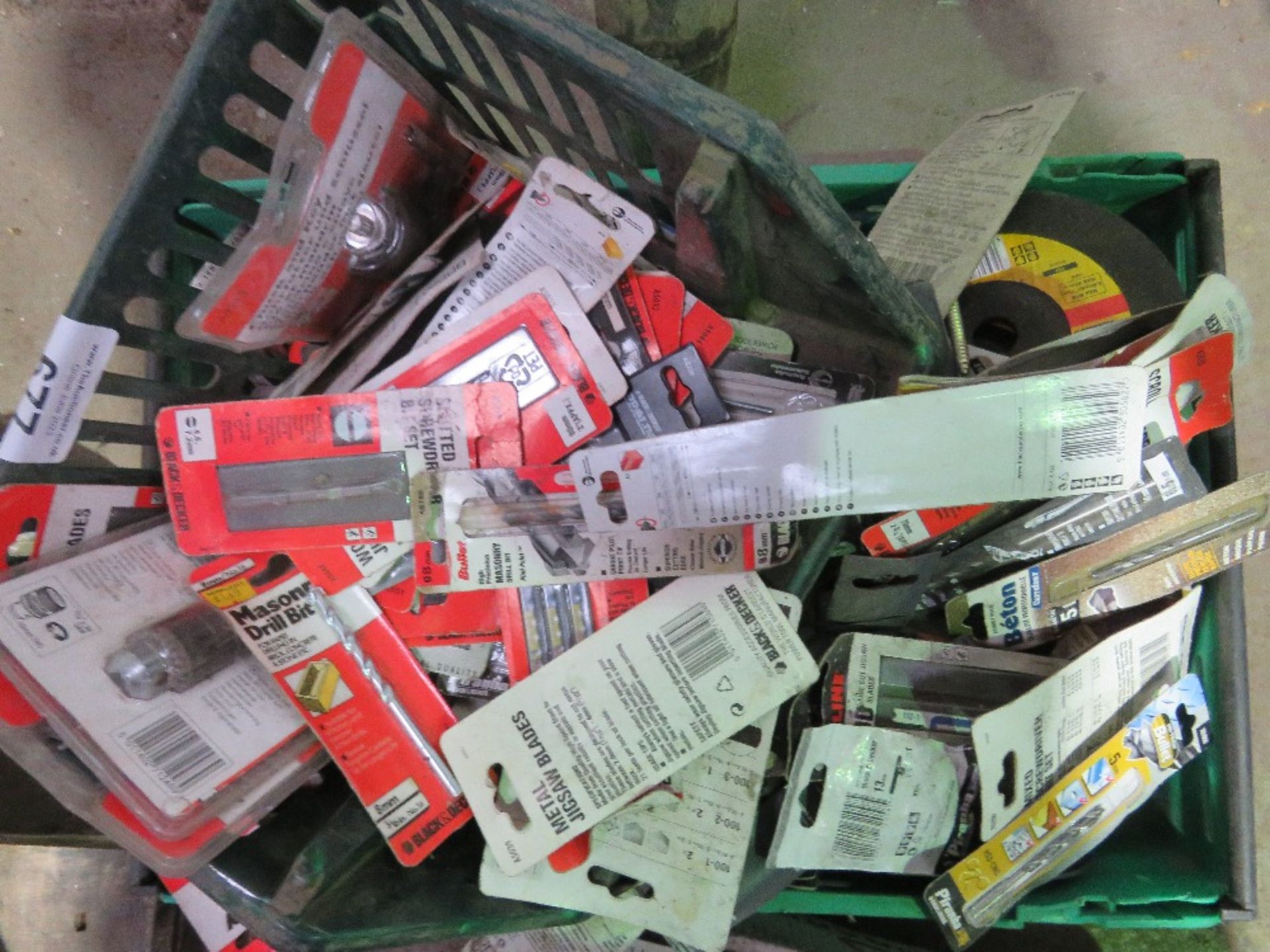 LARGE BOX OF DRILL BITS, GRINDING DISCS ETC. - Image 4 of 4