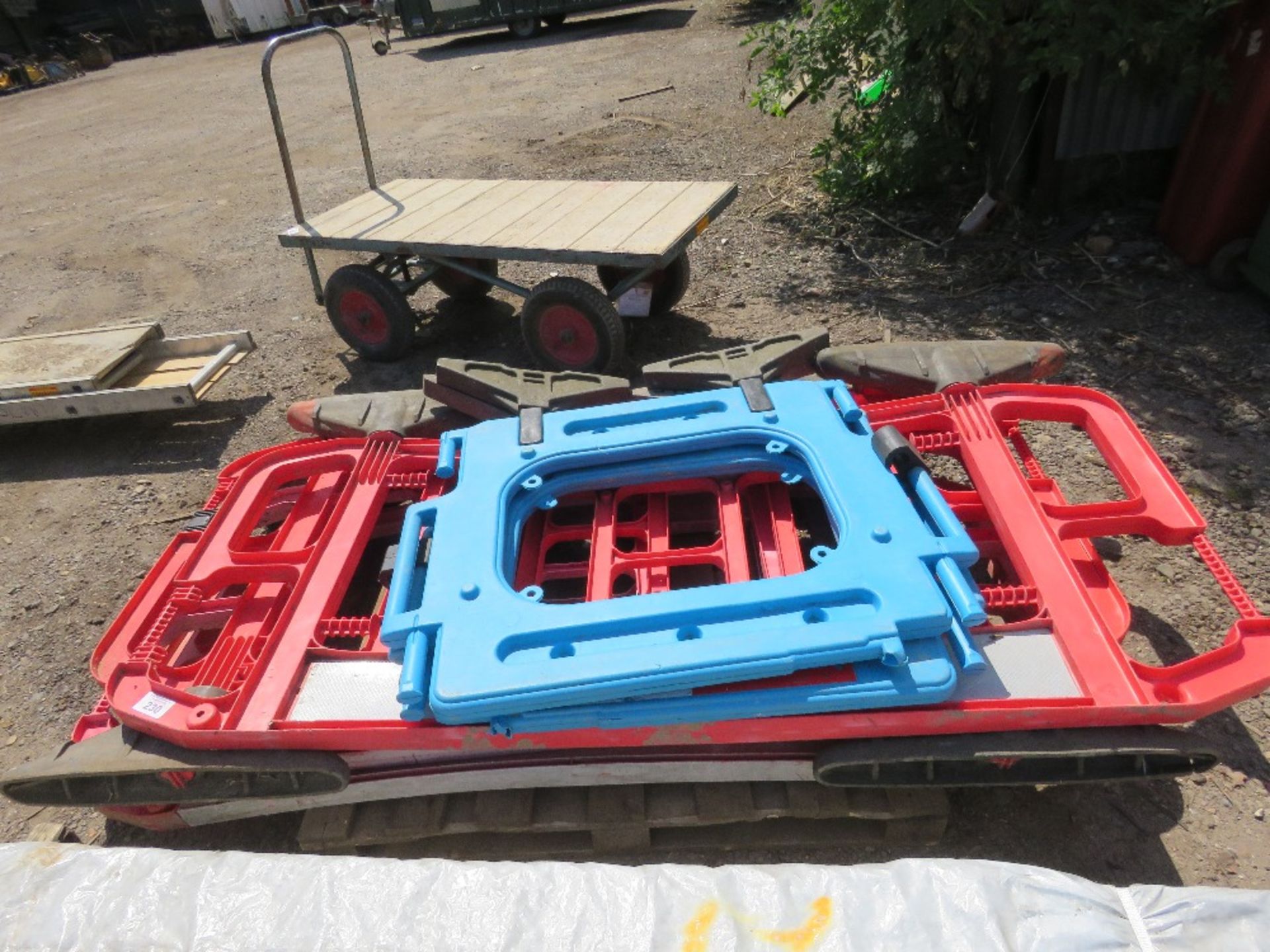 6 X ASSORTED PLASTIC BARRIERS. THIS LOT IS SOLD UNDER THE AUCTIONEERS MARGIN SCHEME, THEREFORE NO - Image 5 of 5