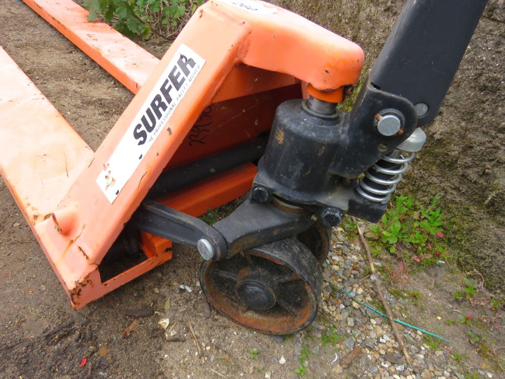 LONG BLADED PALLET TRUCK, 7FT LENGTH APPROX. THIS LOT IS SOLD UNDER THE AUCTIONEERS MARGIN SCHEME - Image 4 of 4
