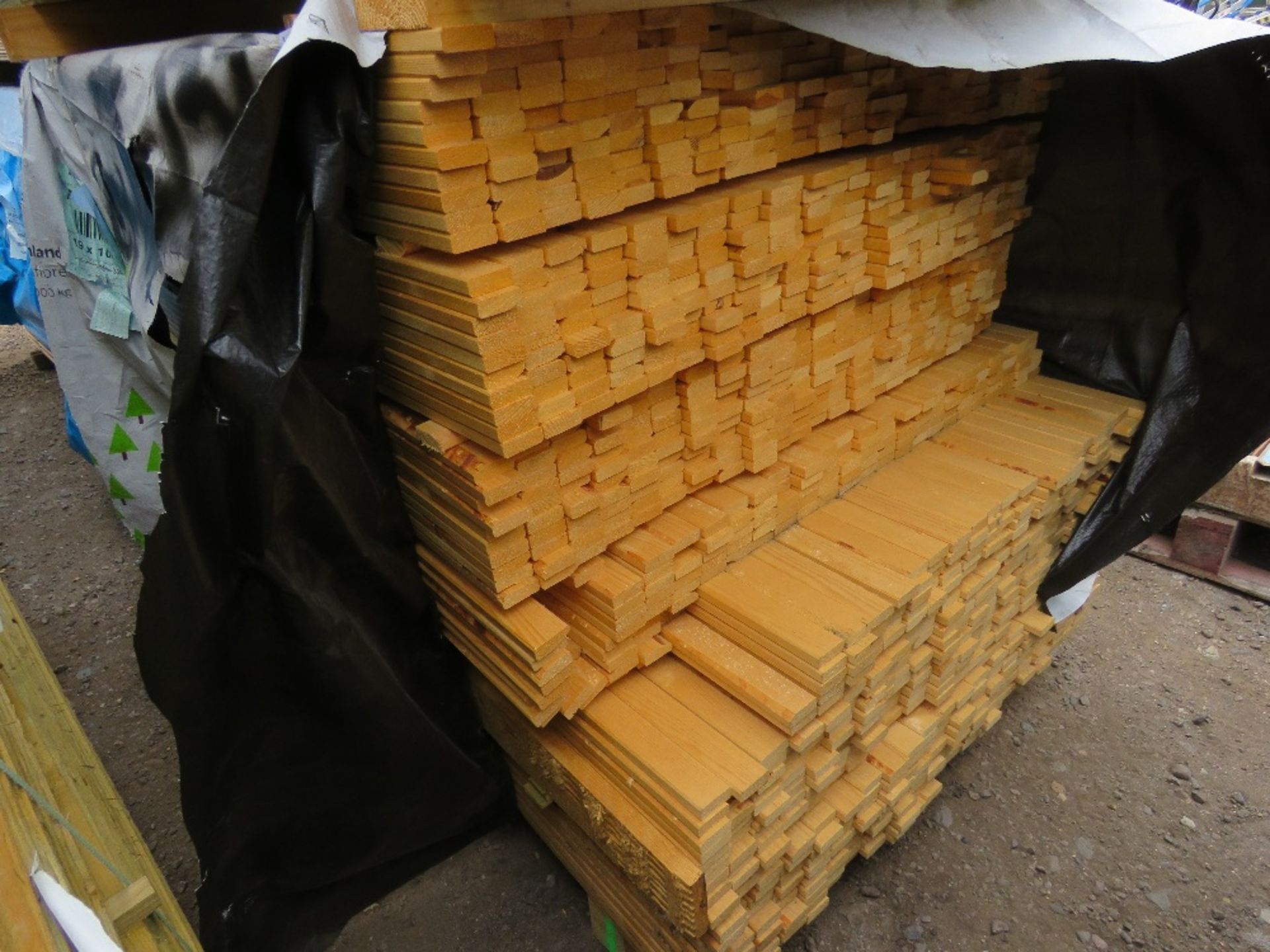 EXTRA LARGE PACK OF UNTREATED VENETIAN FENCE / TRELLIS TIMBER SLATS 1.42M LENGTH X 45MM X 17MM APPRO