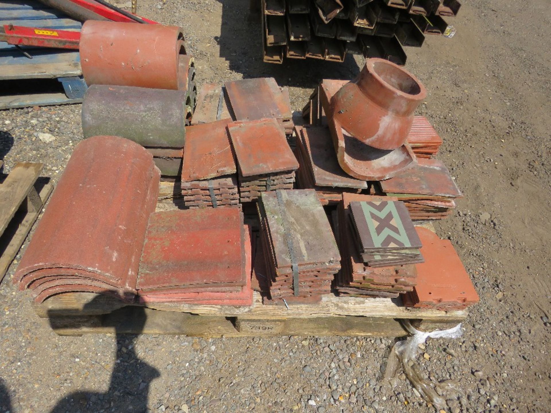 ROOF TILES AND RIDGES. THIS LOT IS SOLD UNDER THE AUCTIONEERS MARGIN SCHEME, THEREFORE NO VAT WIL - Image 2 of 3